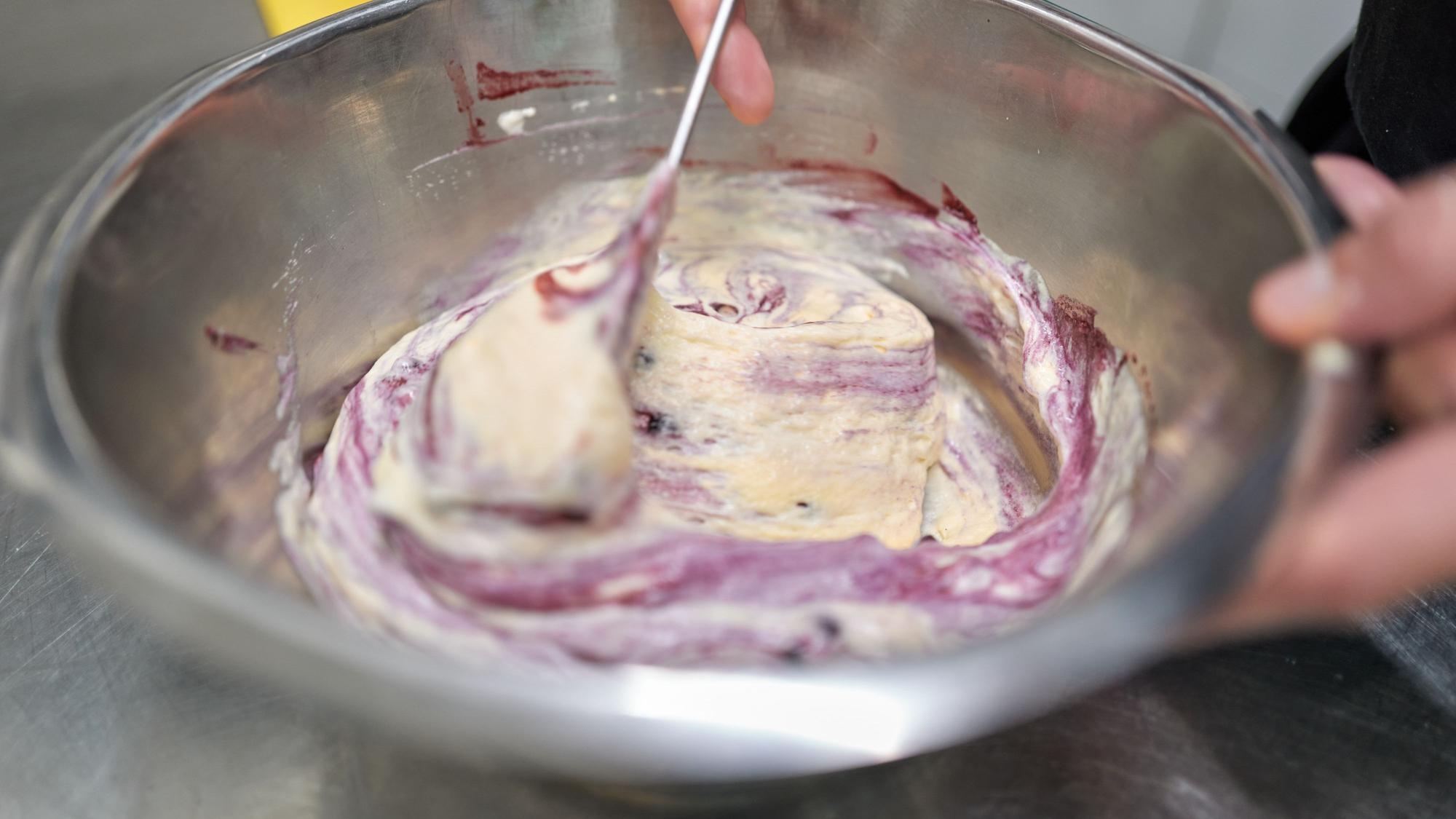 Für den Schmarrn werden die Heidelbeeren zur Masse hinzugefügt und vorsichtig untergerührt.