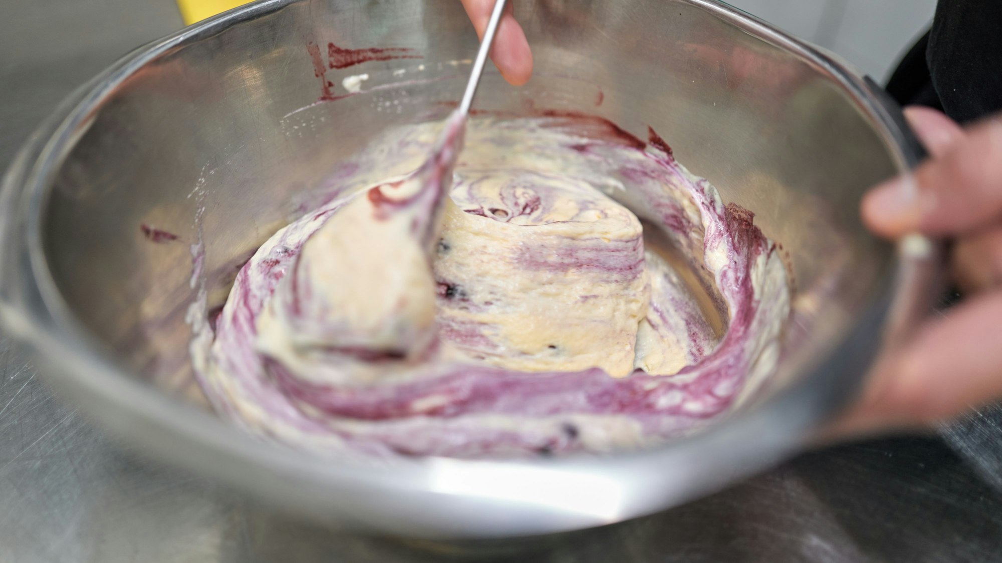 Für den Schmarrn werden die Heidelbeeren zur Masse hinzugefügt und vorsichtig untergerührt.