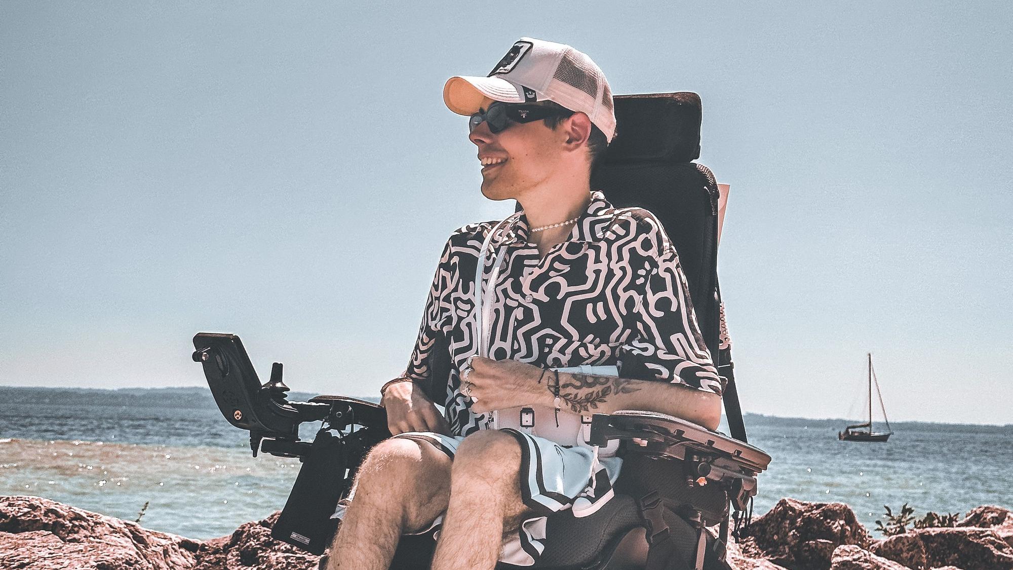 DJ Laurin Dücker sitzt seit seiner Geburt im Rollstuhl.