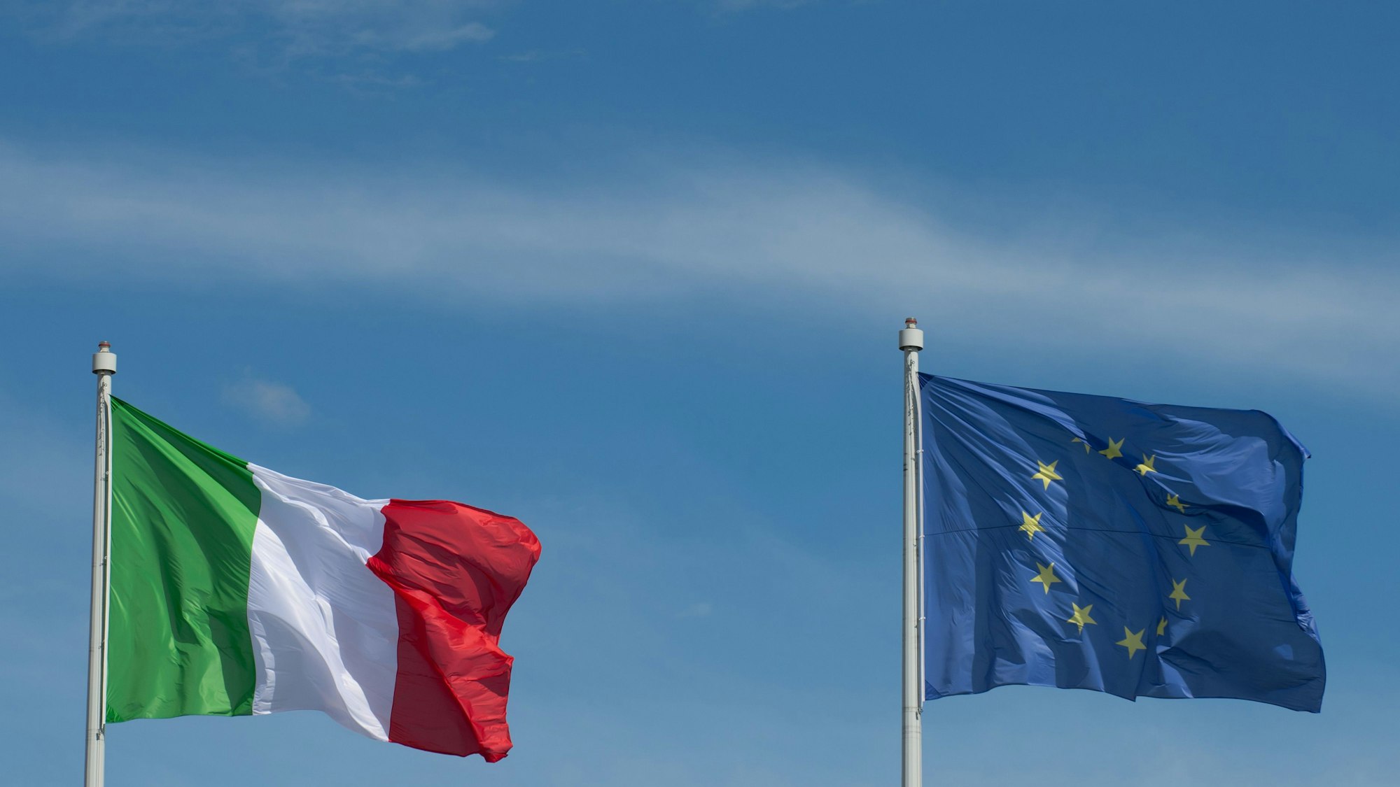 Die Flaggen der Europäischen Union und Italien, aufgenommen in Rom.