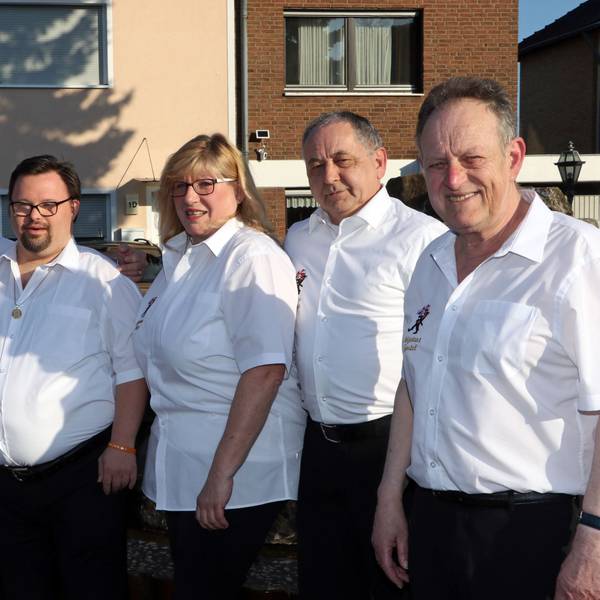 Mitglieder der Zuggemeinschaft Bachem mit Prinz Andy I. in der Mitte.