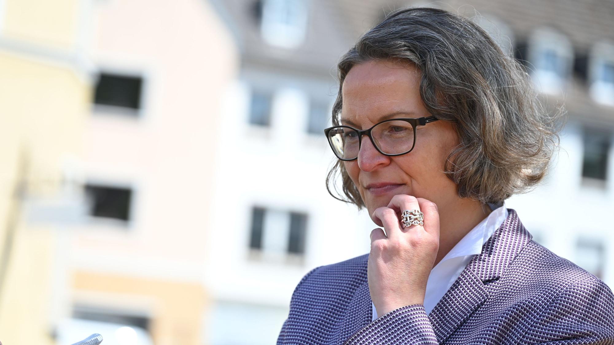 Das Bild zeigt NRW-Heimatministerin Ina Scharrenbach.
