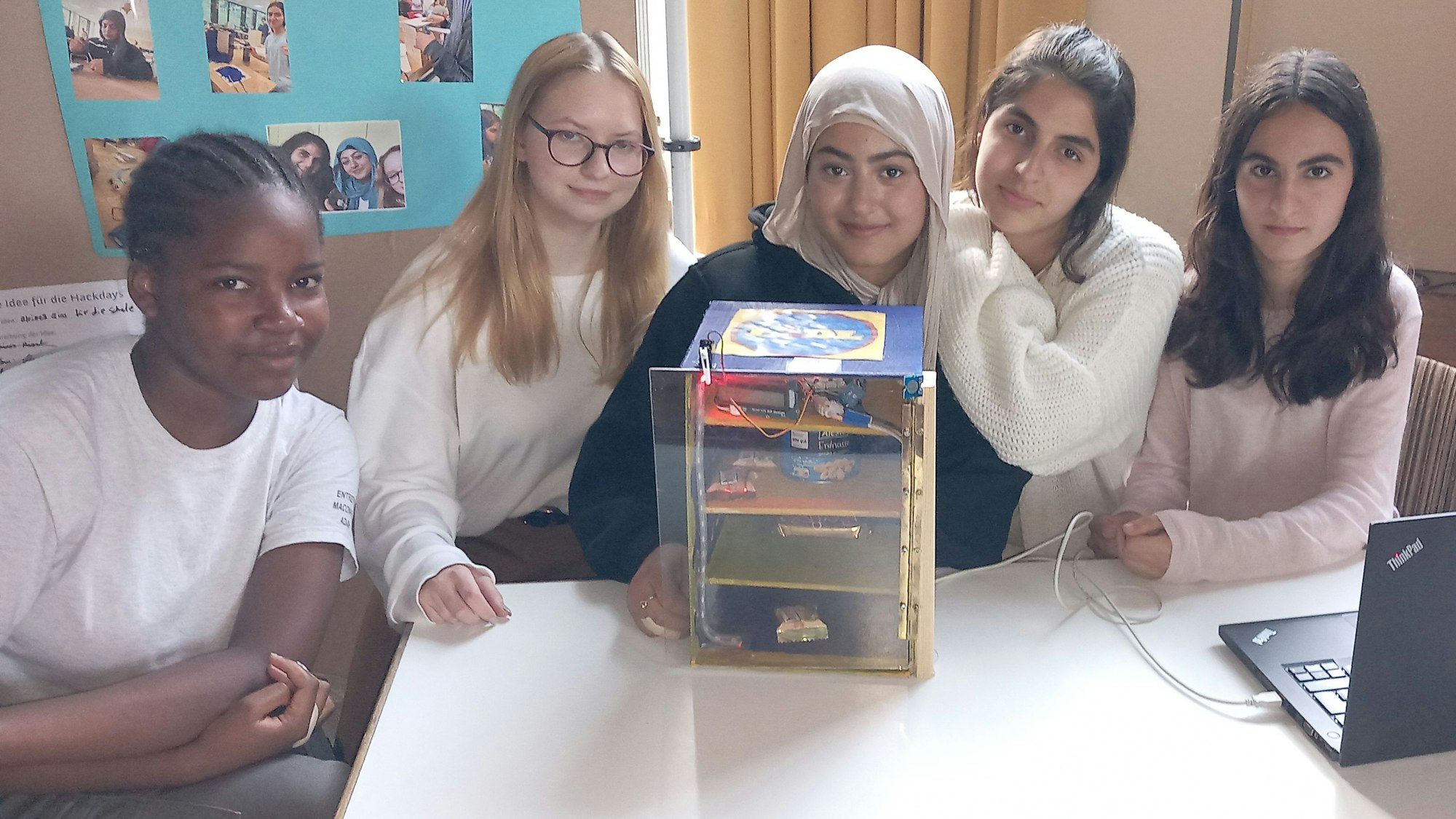 Hacker Days an der Hans-Dietrich-Genscher-Schule in Berkum. v.l.: Kury, Weronika, Safa, Susan und Hivi haben einen Warenautomaten gebaut.
