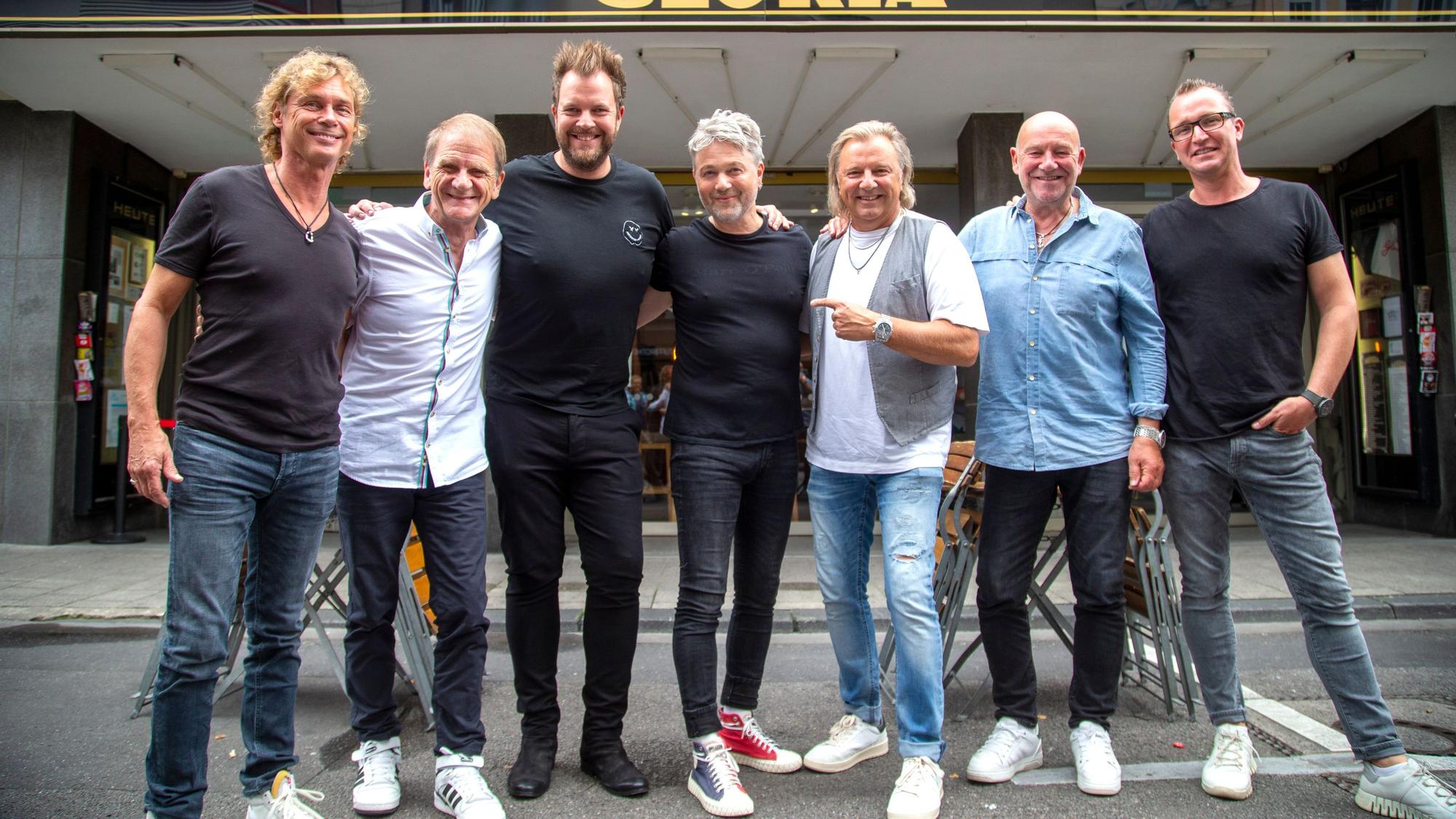 Wechsel bei den Paveiern: Bubi Brühl (3.v.r.) wird im Gloria sein Abschiedskonzert erleben, neu zur Band stößt Alexander Klaus (Mitte), der bislang bei den Domstürmern gespielt hat. Markus Steinseifer (v.l.), Klaus Lückerath, Sven Welter, Detlef Vorholt und Johannes Gokus freuen sich.
