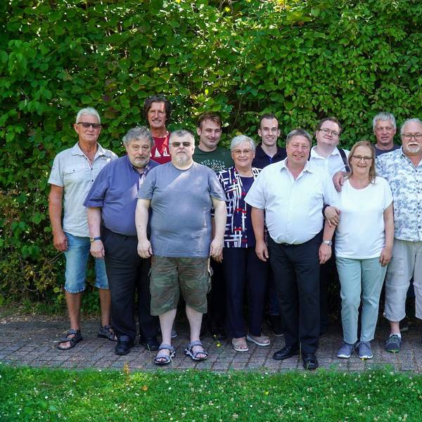 Die Frauen und Männer, die sich im Festausschuss engagieren, stehen Schulter an Schulter.