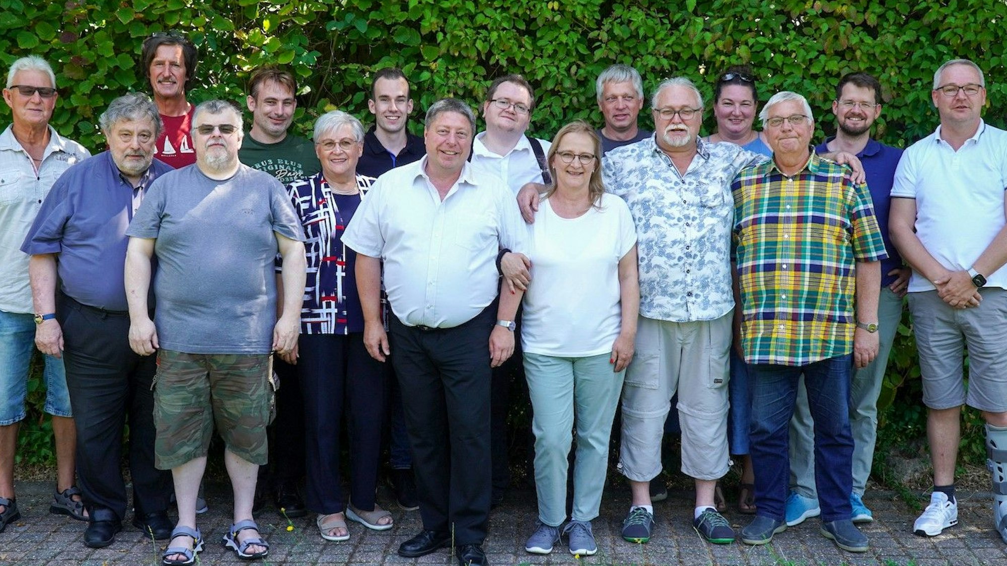 Die Frauen und Männer, die sich im Festausschuss engagieren, stehen Schulter an Schulter.