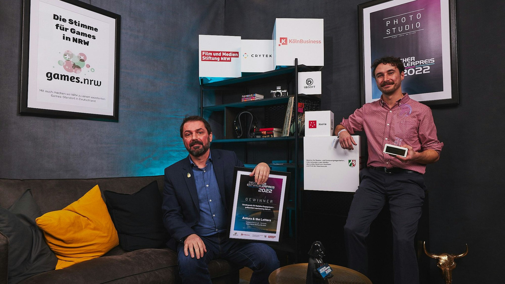 Stolze Gewinner: Emmanuel Guardiola (l.) und Chad Comeau nahmen im vergangenen Jahr in der Kölner Flora den Sonderpreis für Soziales Engagement des Deutschen Entwicklerpreises für Antura & the Letters (Cologne Game Lab & Video Game Without Borders, Köln) entgegen.