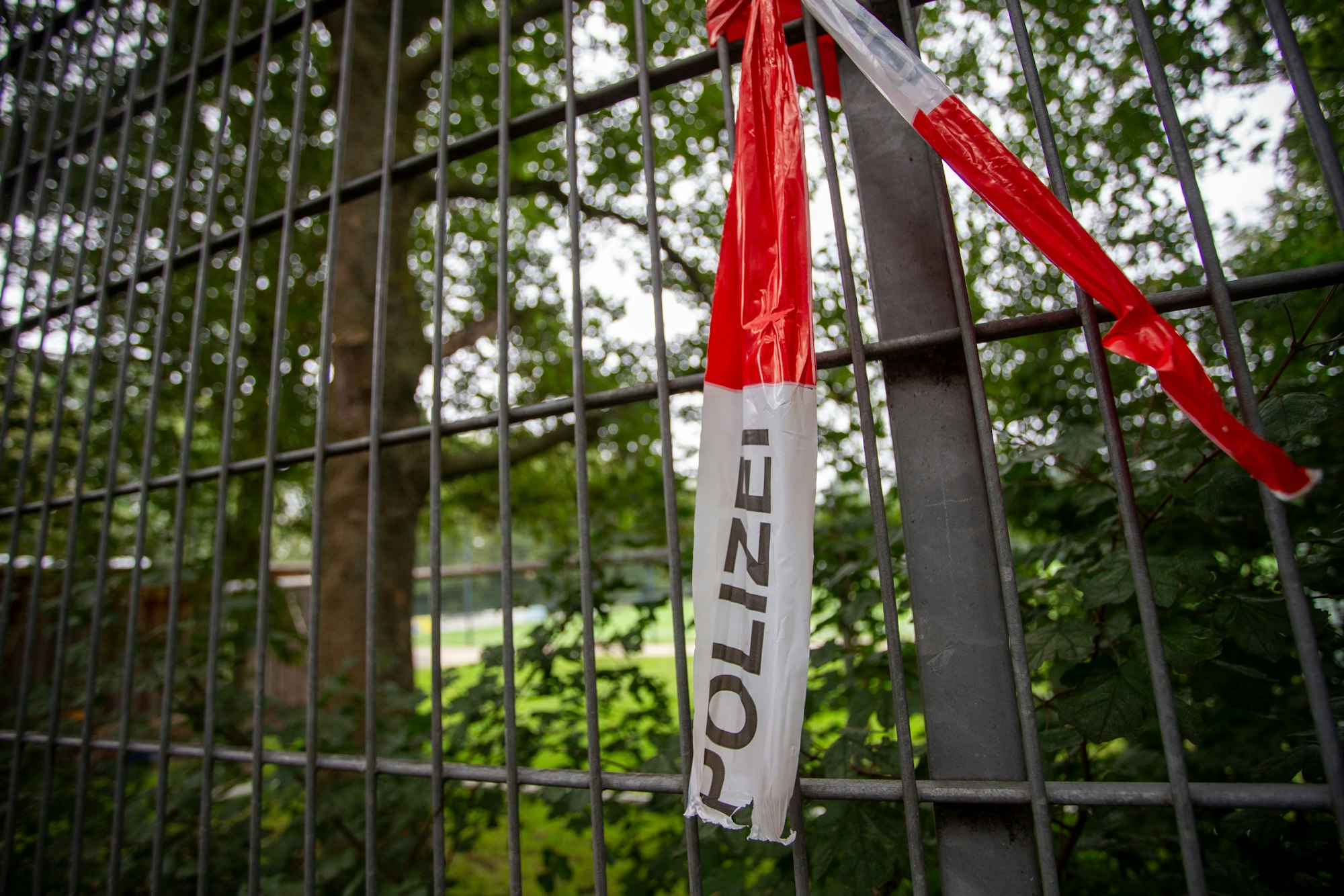 Das Absperrband der Polizei nach der brutalen Tat in Buchheim