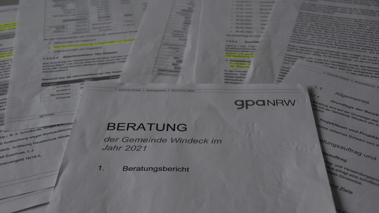 Unterlagen liegen auf einem Tisch.