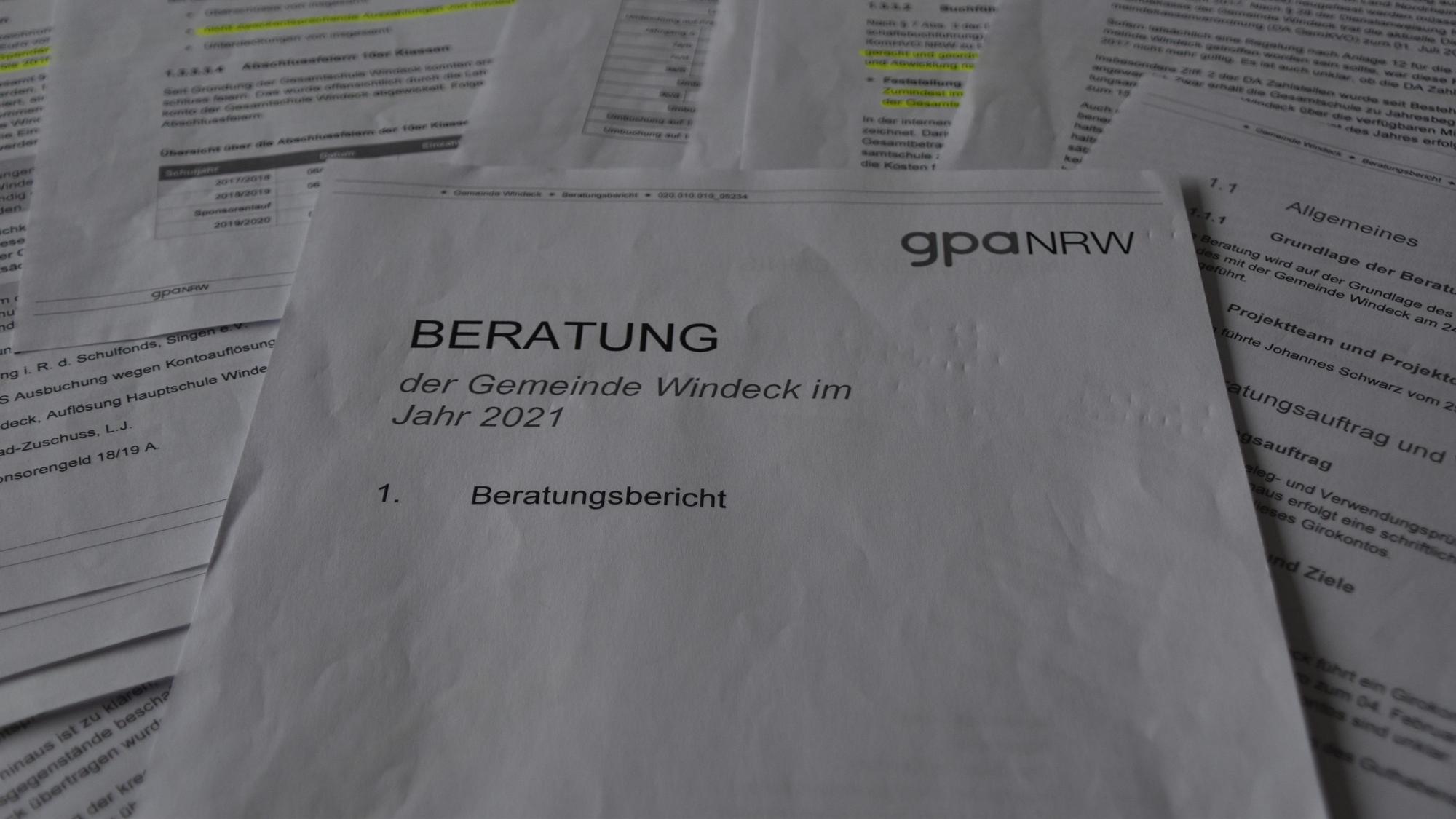 Unterlagen liegen auf einem Tisch.