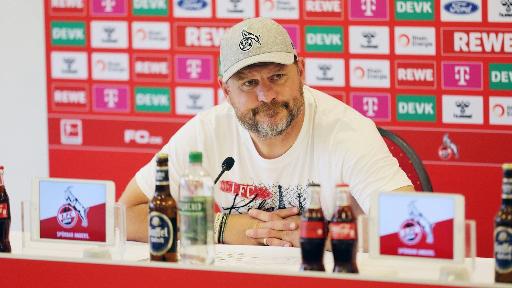 FC-Cheftrainer Steffen Baumgart auf der Pressekonferenz vor dem Bundesliga-Auftaktspiel am Samstag bei Borussia Dortmund.
