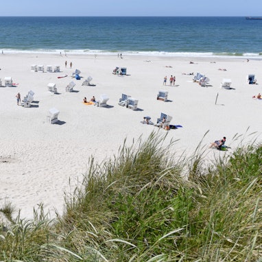 Sylt: Strandkörbe stehen am Strand von Kampen. In Westerland ist ein älterer Mann bei einem Badeunfall ums Leben gekommen.