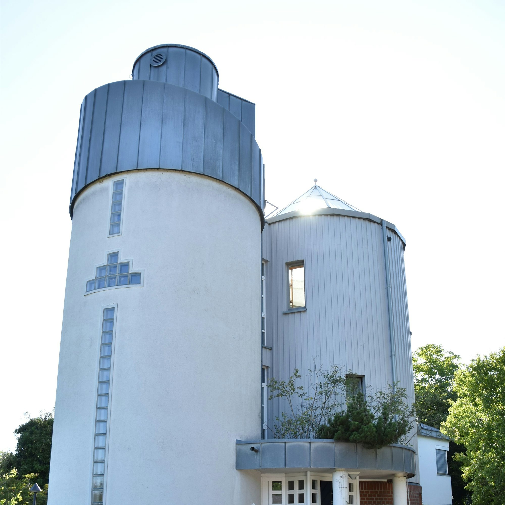 Zwei zu Wohnhäusern umgebaute Silo-Türme.