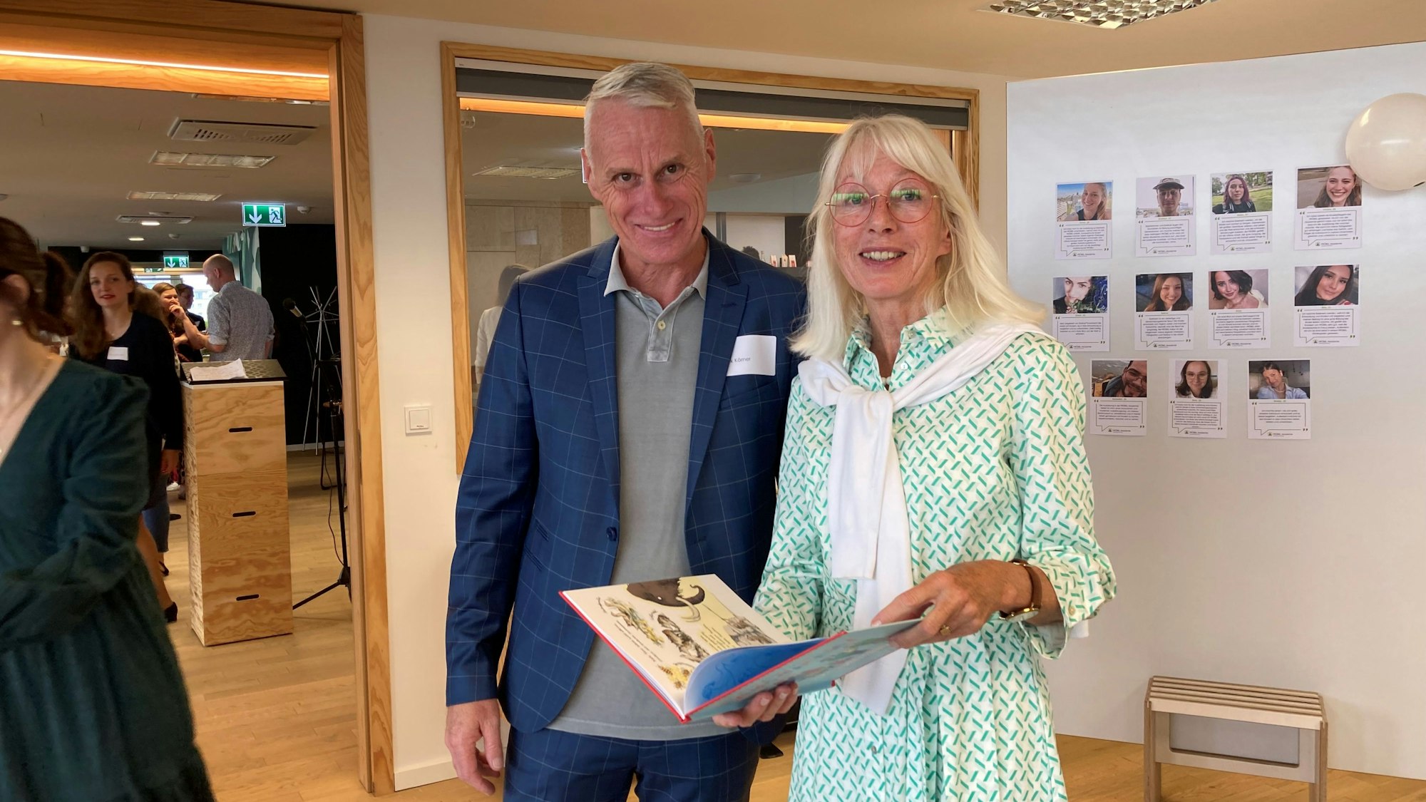 Marek Körner, Bereichsleiter West, Fröbel Bildung und Erziehung, Elfi Scho-Antwerpes, Kreisvorsitzende des Paritätischen Wohlfahrtsverbandes Köln in der Fröbel-Fachschule Köln.