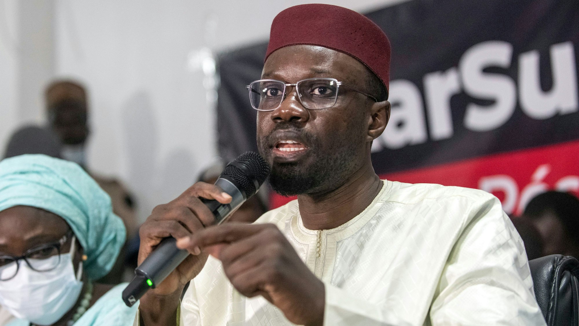 Ousmane Sonko, Oppositioneller aus dem Senegal, spricht nach seiner Entlassung aus dem Polizeigewahrsam. Senegals Innenministerium hat die Partei des führenden Oppositionspolitikers und Präsidentschaftskandidaten Ousmane Sonko mit sofortiger Wirkung aufgelöst.