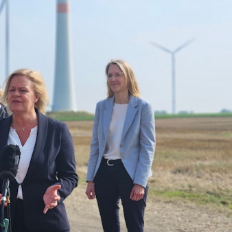 Bundesinnenministerin Nancy Faeser (vorn) besuchte 2023 den Windpark Königshoven und tauschte sich mit Bedburgs Bürgermeister Sascha Solbach sowie Katja van Doren und Katja Wünschel von RWE (im Hintergrund von links) aus.