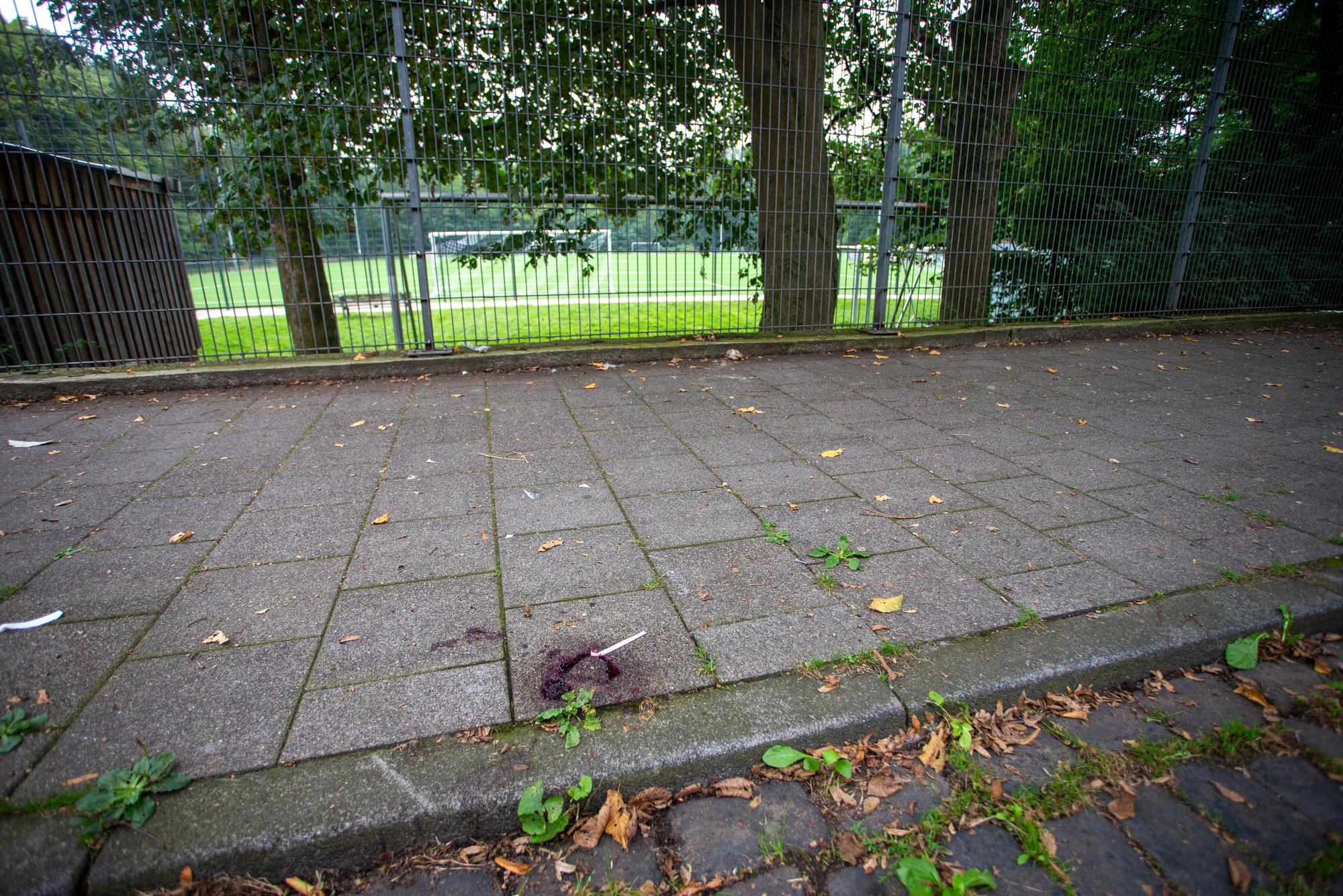 Blutflecken markieren den Tatort am Sportplatz in Buchheim.