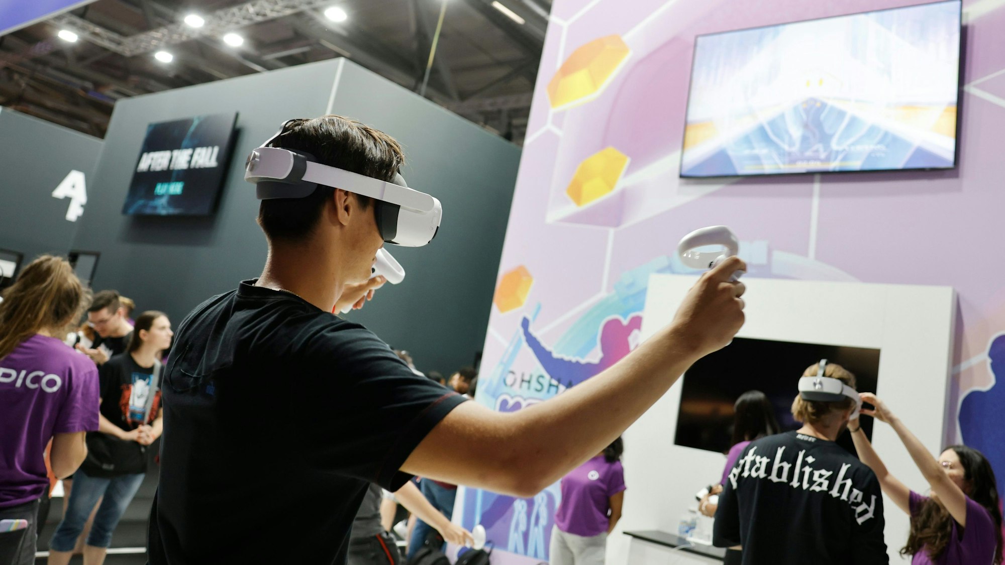 Ein Junge spielt mit VR-Brille ein Spiel auf einem Bildschirm.