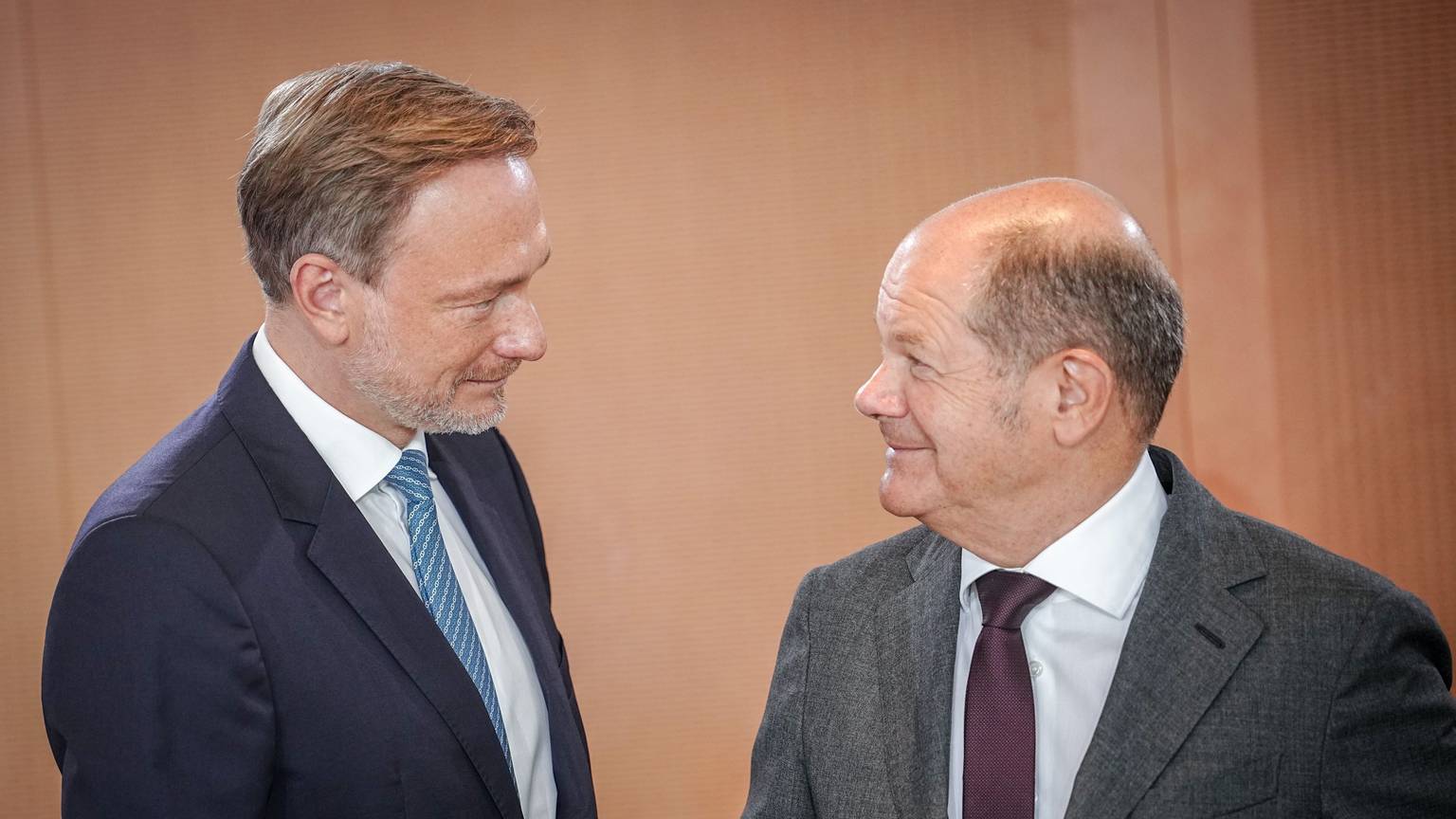 Christian Lindner (l, FDP), Bundesminister der Finanzen, und Bundeskanzler Olaf Scholz (SPD)