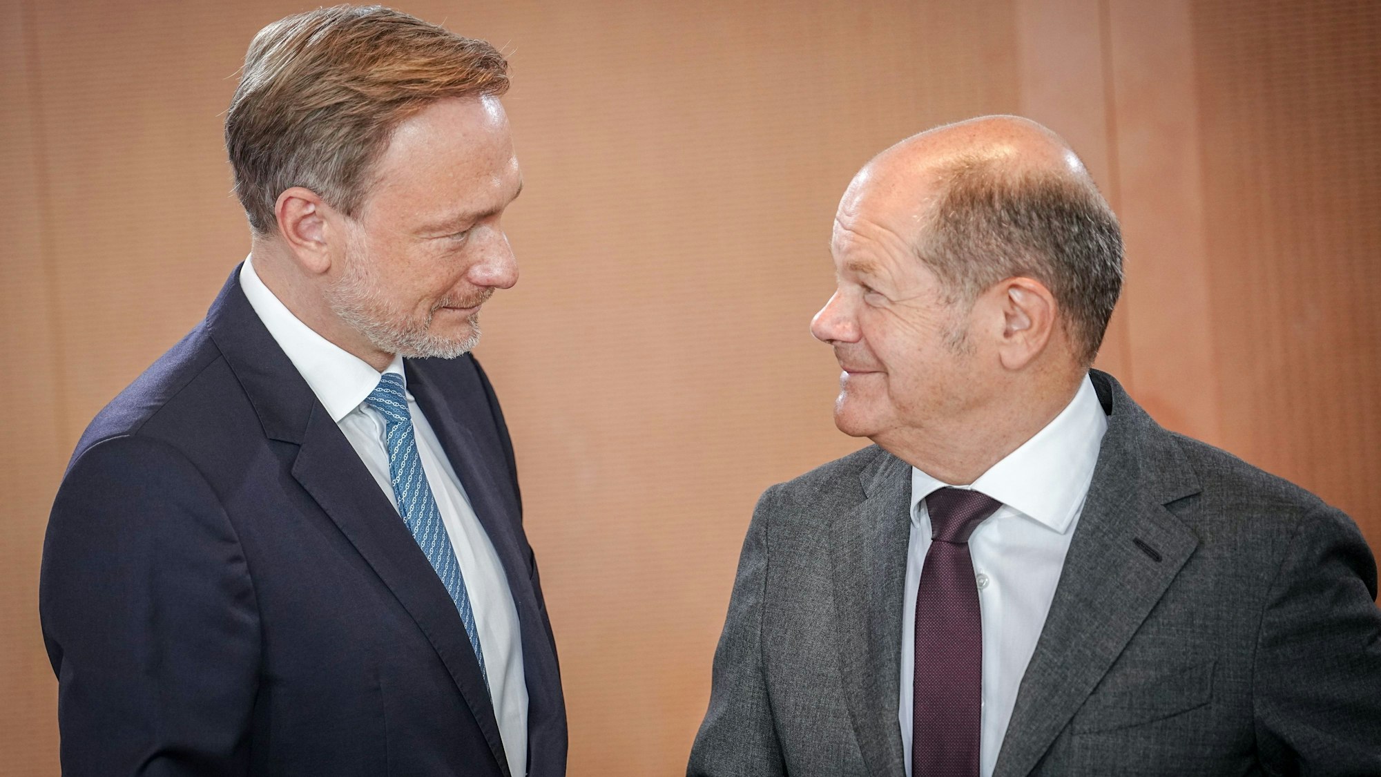 Christian Lindner (l, FDP), Bundesminister der Finanzen, und Bundeskanzler Olaf Scholz (SPD)