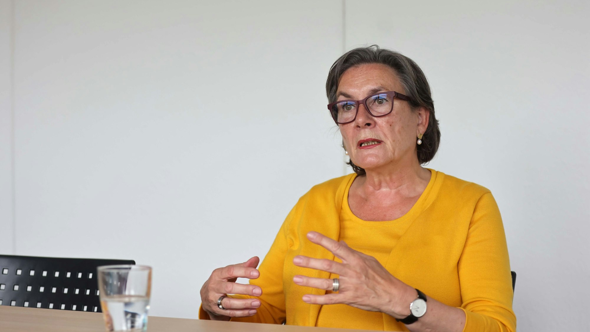 Rita Gorklo-Blameuser unterhält sich.