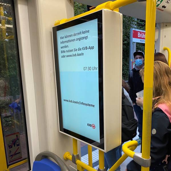 Auf einem Bildschirm in einer KVB-Bahn steht "Hier können derzeit keine Informationen angezeigt werden. Bitte nutzen Sie die KVB-App oder www.kvb.koeln".