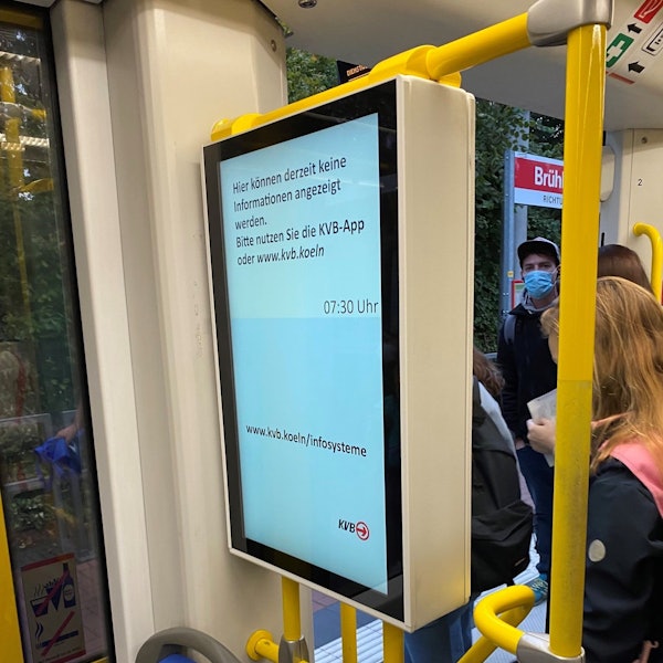 Auf einem Bildschirm in einer KVB-Bahn steht "Hier können derzeit keine Informationen angezeigt werden. Bitte nutzen Sie die KVB-App oder www.kvb.koeln".