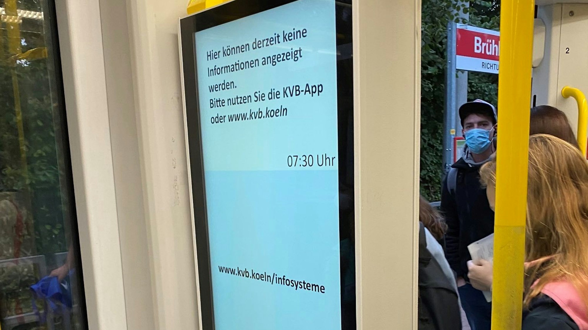 Eine digitale Infotafel hängt in einer KVB-Bahn