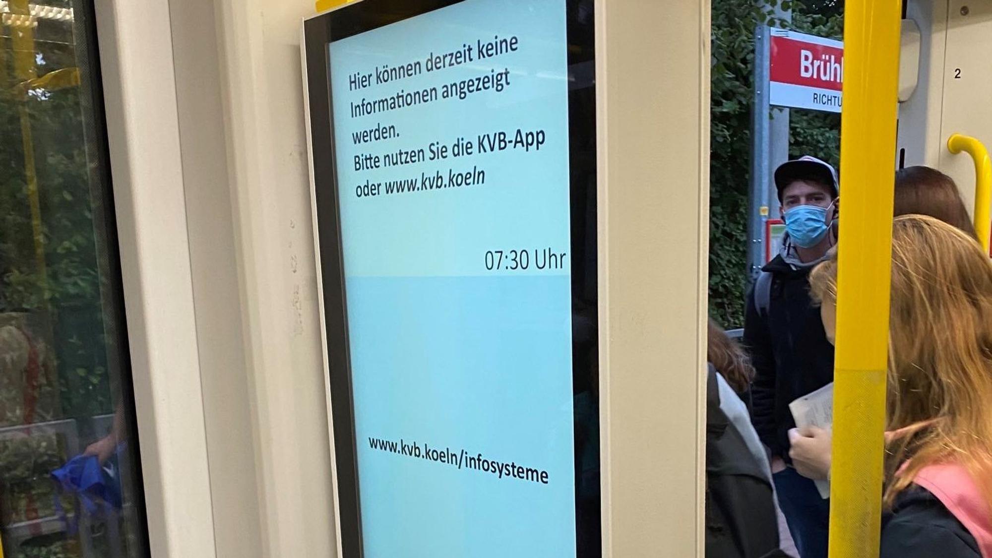 Auf einem Bildschirm in einer KVB-Bahn steht "Hier können derzeit keine Informationen angezeigt werden. Bitte nutzen Sie die KVB-App oder www.kvb.koeln".