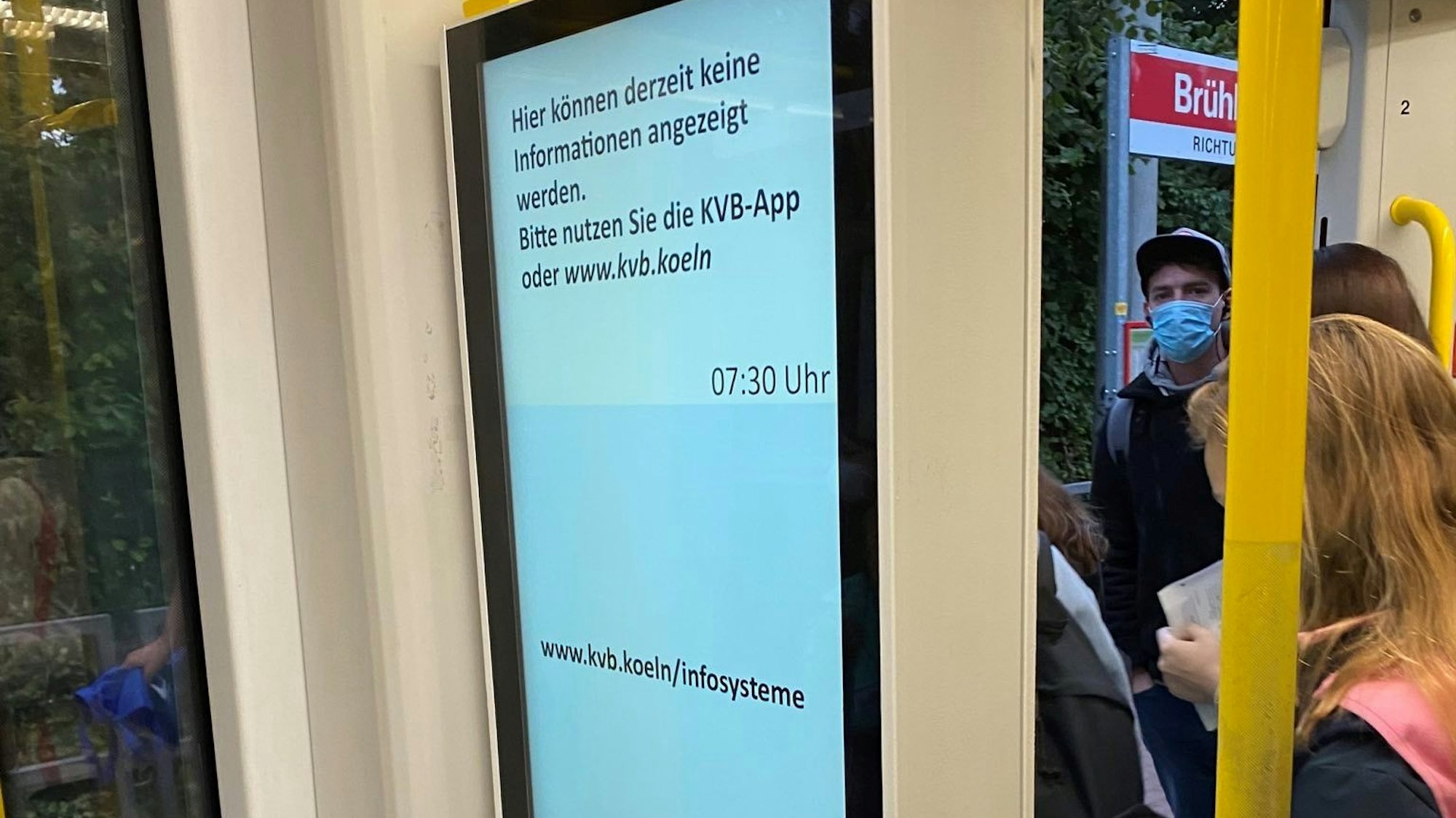 Auf einem Bildschirm in einer KVB-Bahn steht "Hier können derzeit keine Informationen angezeigt werden. Bitte nutzen Sie die KVB-App oder www.kvb.koeln".