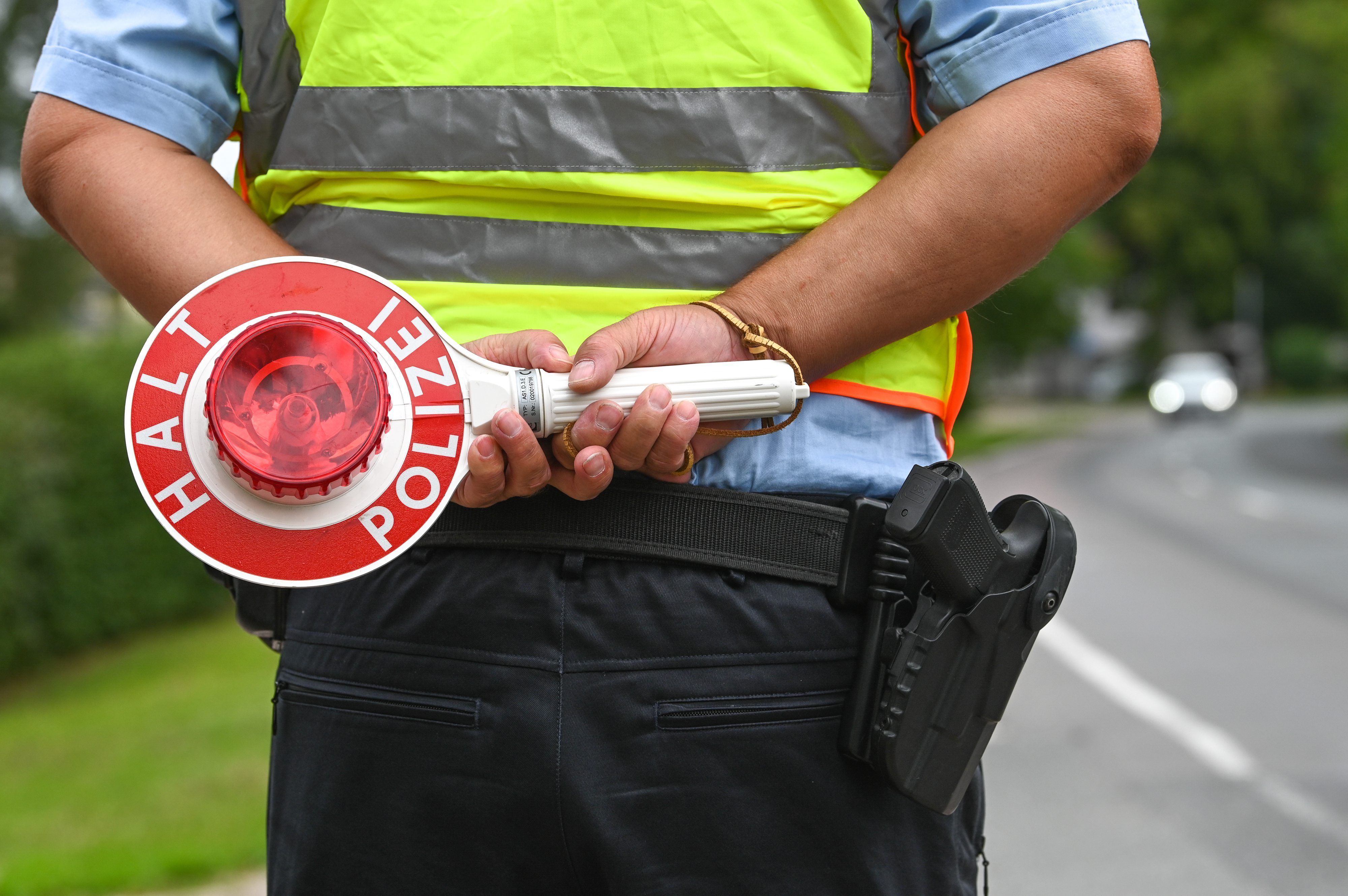 Eine Polizeikelle zum Herauswinken von Fahrzeugen bei einer Verkehrskontrolle.