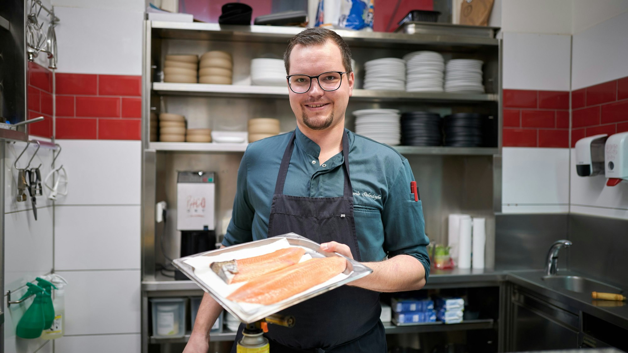 Gruber's Restaurant Küchenchef Denis Steindorfer mit Saibling in der Küche.
