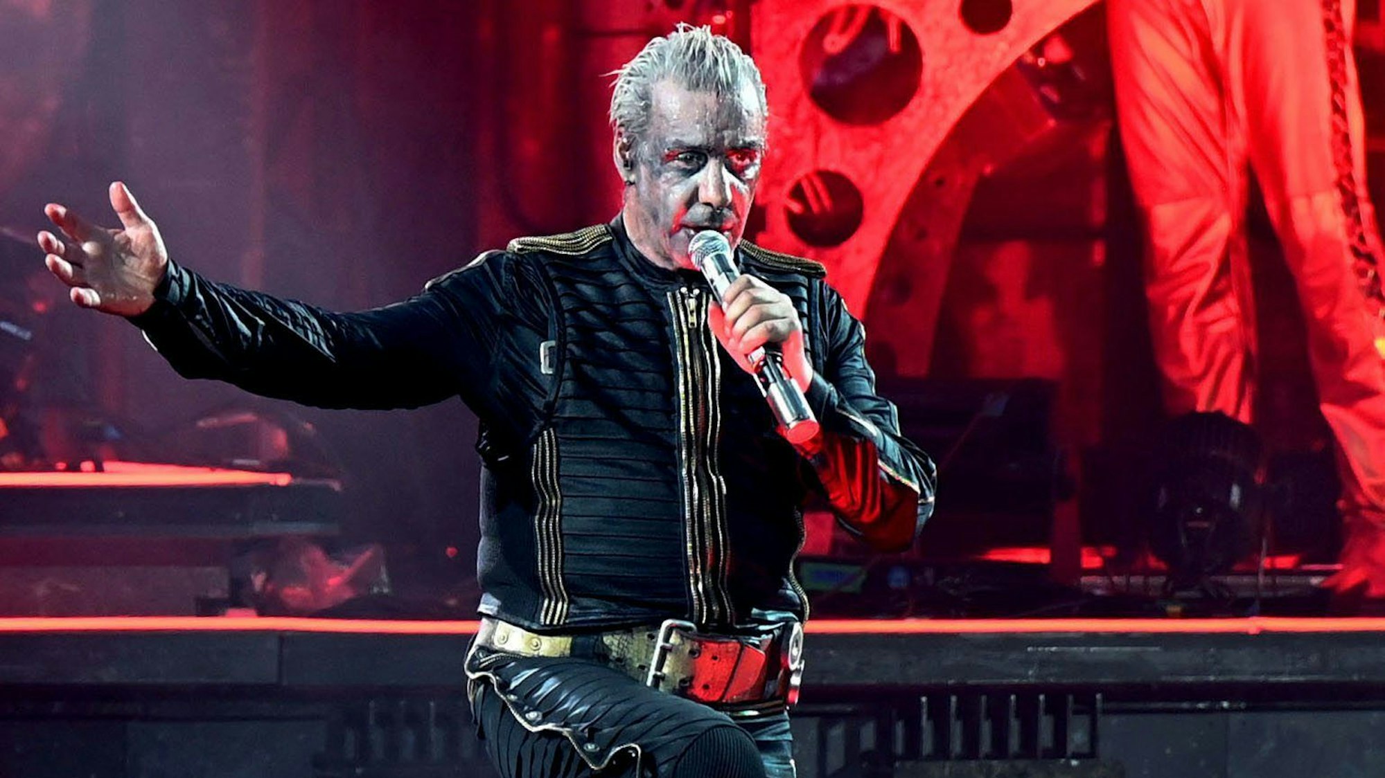 Auf dem Bild ist Till Lindemann, der Frontsänger von Rammstein, während eines Deutschland-Konzerts auf der Bühne zu sehen.
