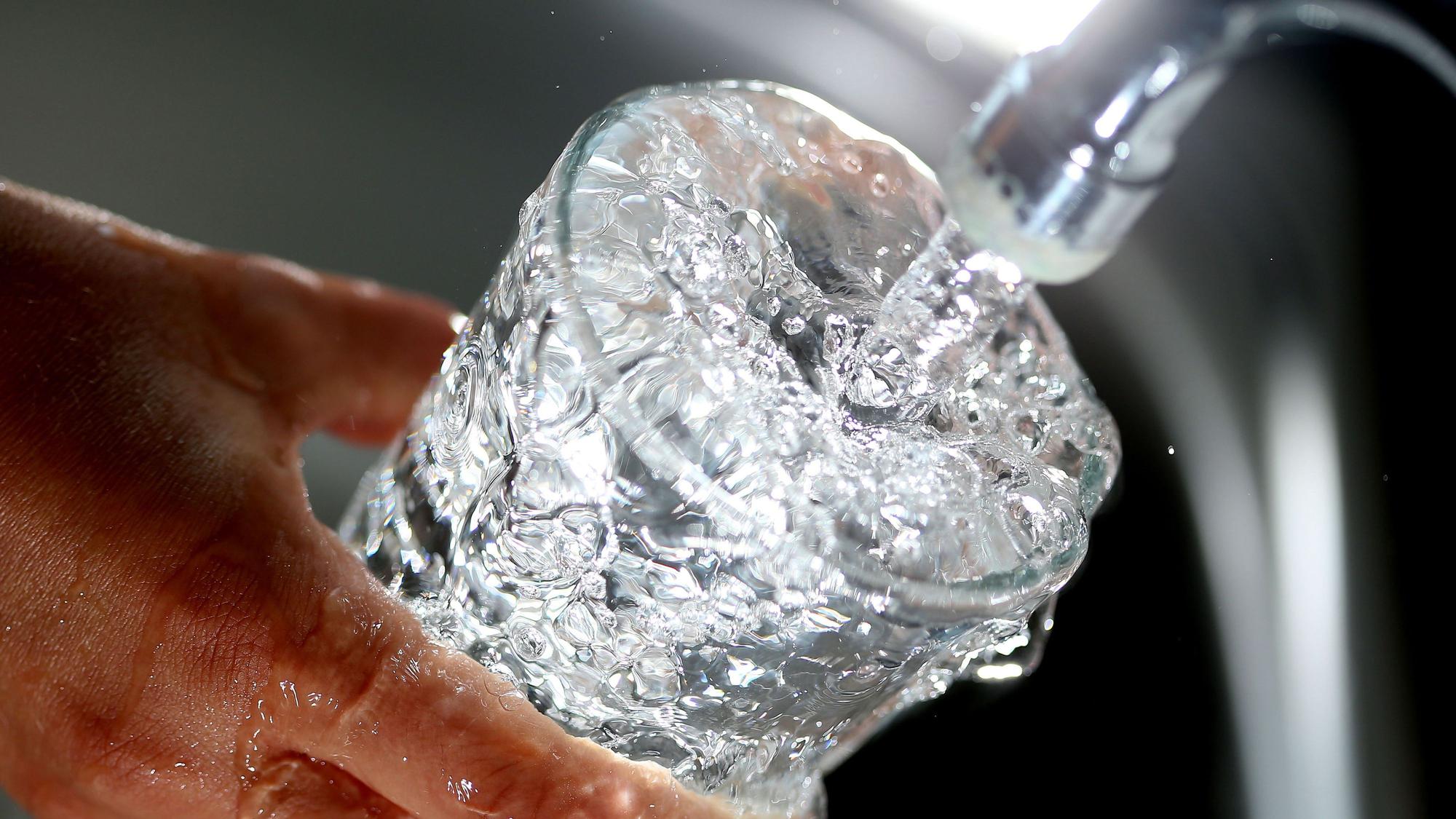 Trinkwasser läuft in ein Glas.