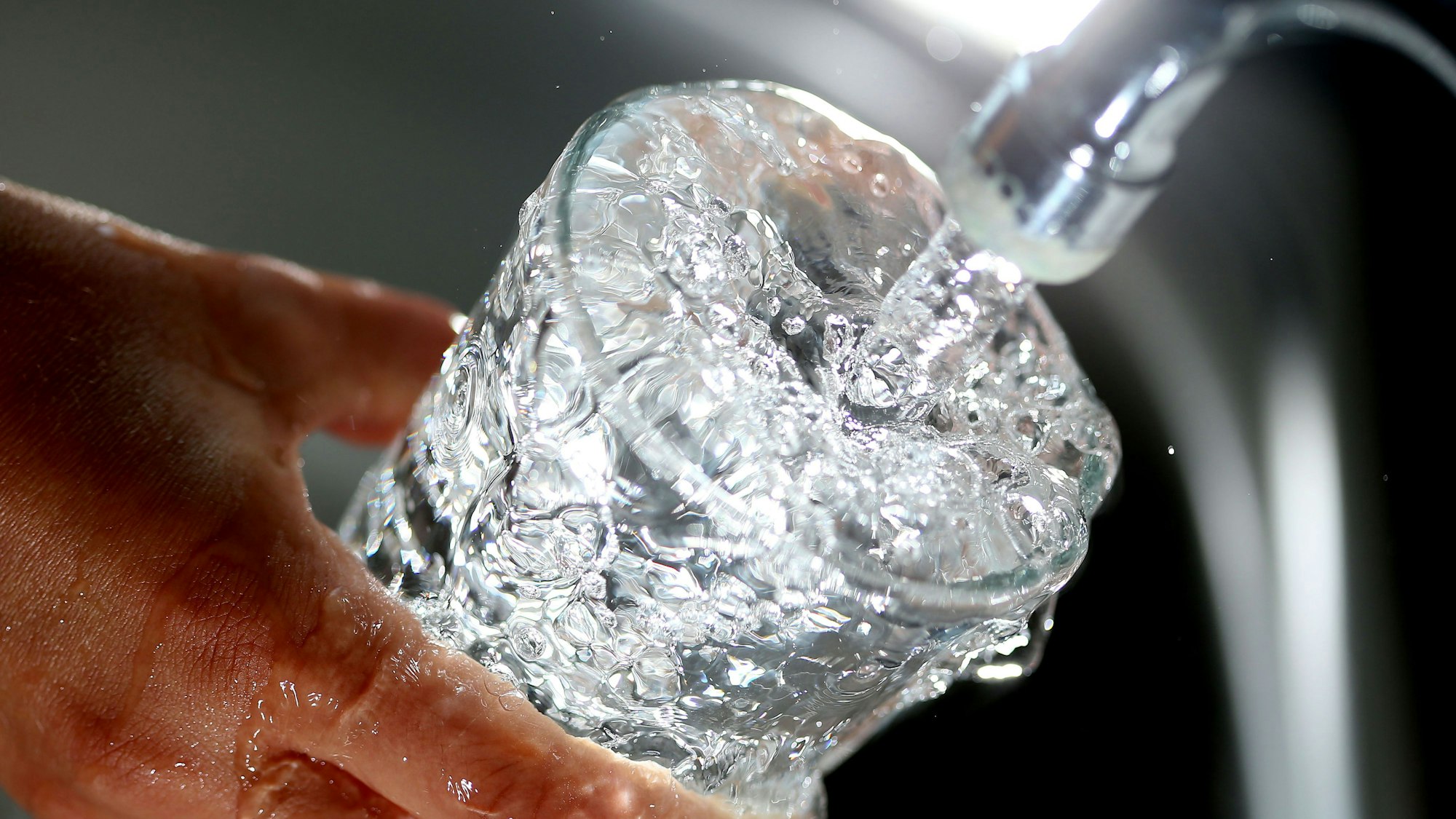 Trinkwasser läuft in ein Glas.