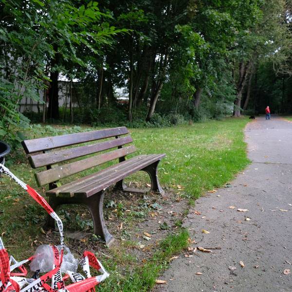 Absperrband der Polizei hängt nahe einer Bank im Stadtpark von Chemnitz (Symbolbild). In einem Park ist ein Mann von mehreren Vermummten schwer verletzt worden.