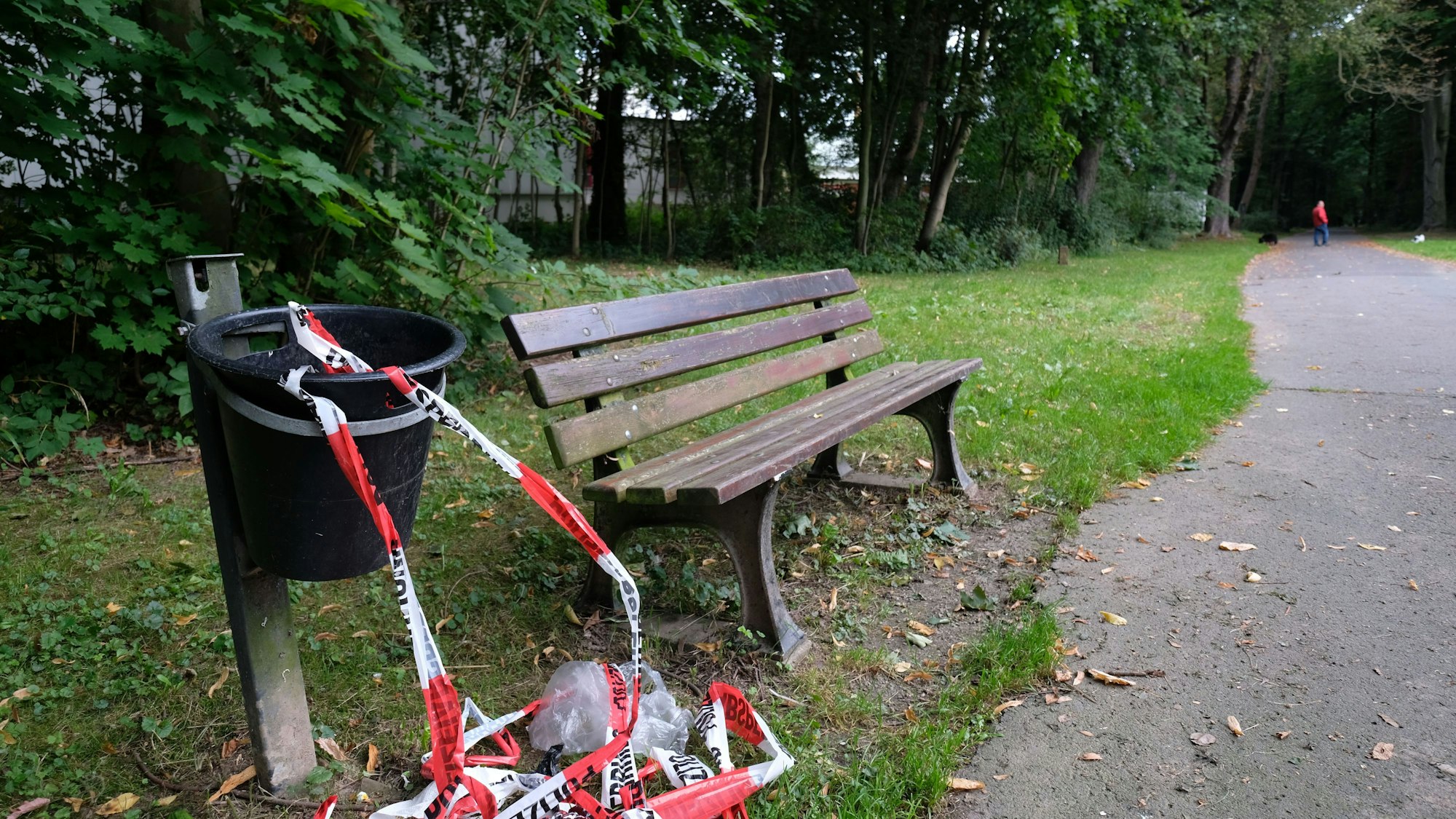 Absperrband der Polizei hängt nahe einer Bank im Stadtpark von Chemnitz (Symbolbild). In einem Park ist ein Mann von mehreren Vermummten schwer verletzt worden.
