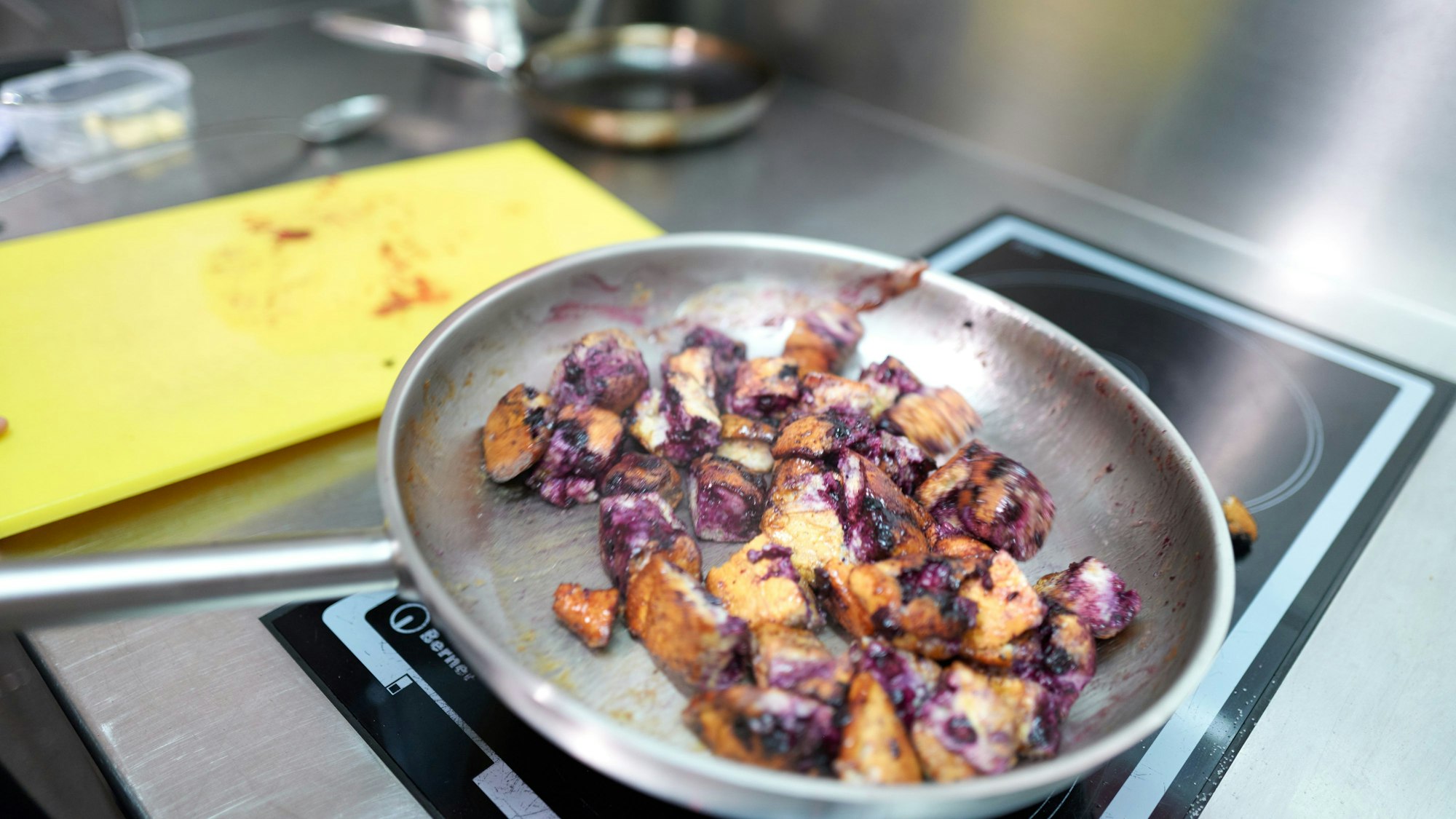 Die Schmarrnwürfel werden in einer Pfanne karamellisiert.