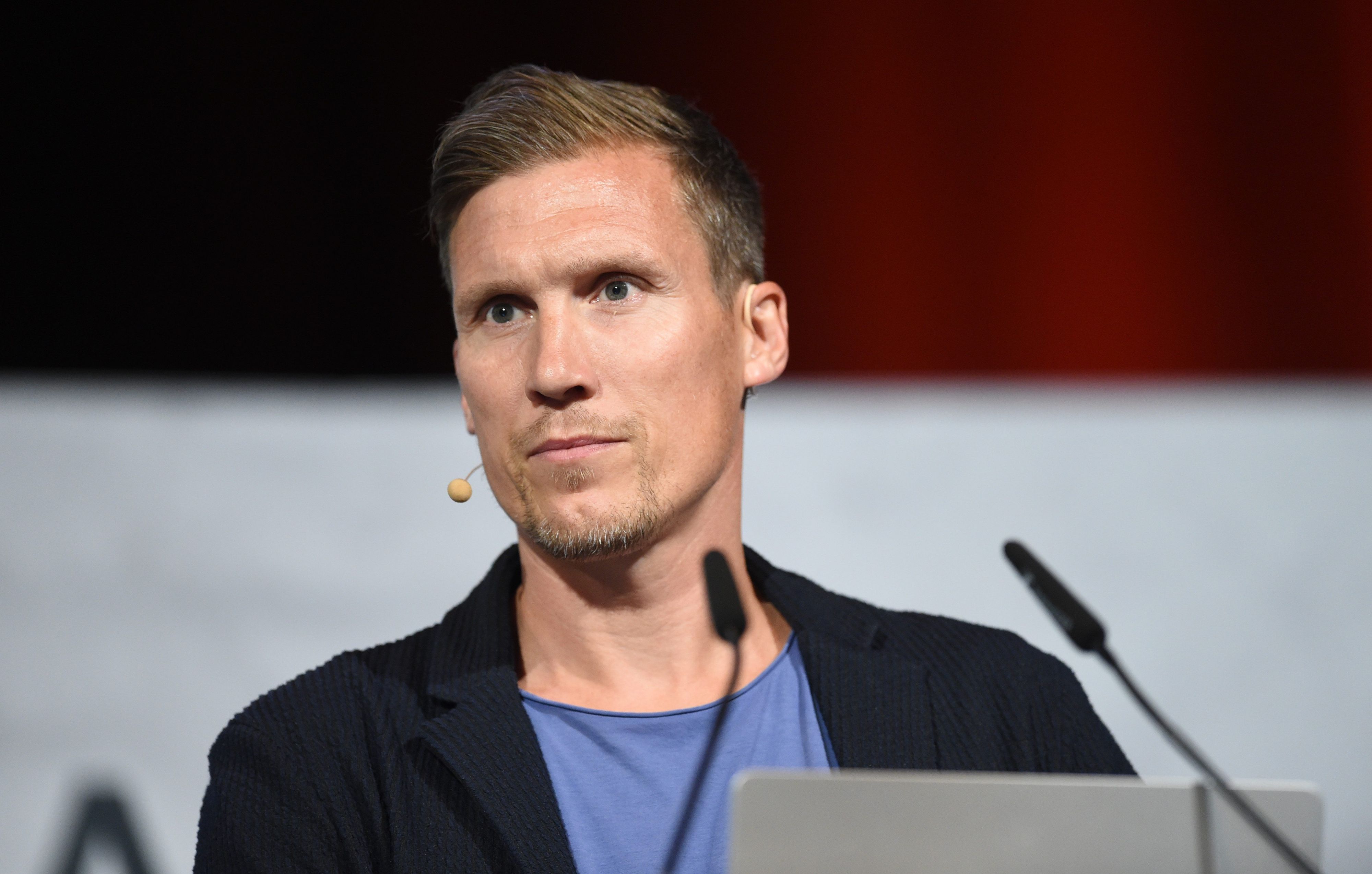 Hannes Wolf, Cheftrainer der deutschen U20-Nationalmannschaft, hält beim Internationalen Trainer-Kongress der BDFL, den der Bund Deutscher Fußball-Lehrer (BDFL) veranstaltet, einen Vortrag zur Analyse der WM 2022 Katar.