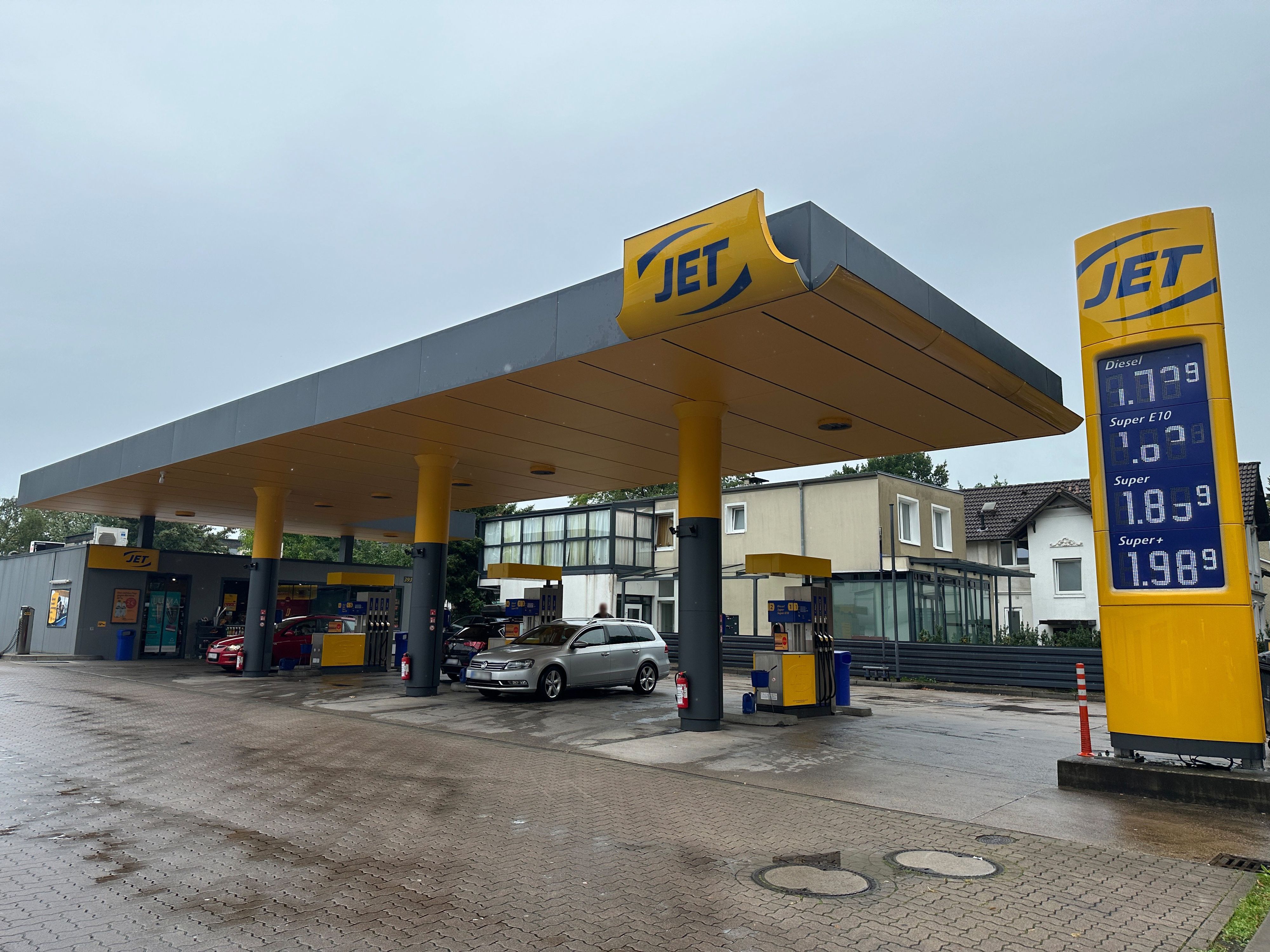 Blick auf die Tankstelle in Hamburg, an der ein Mann zwei Personen mit Benzin übergossen haben soll.