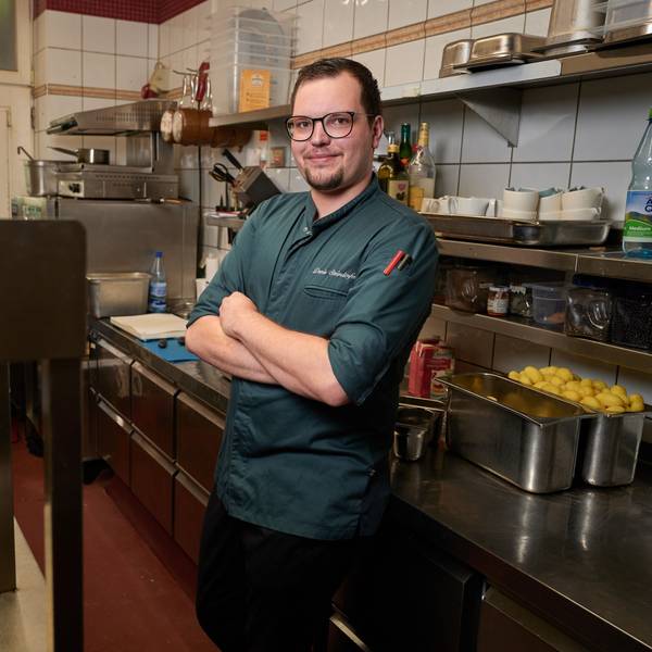 Der Küchenchef Denis Steindorfer in der Küche von Gruber's Restaurant.