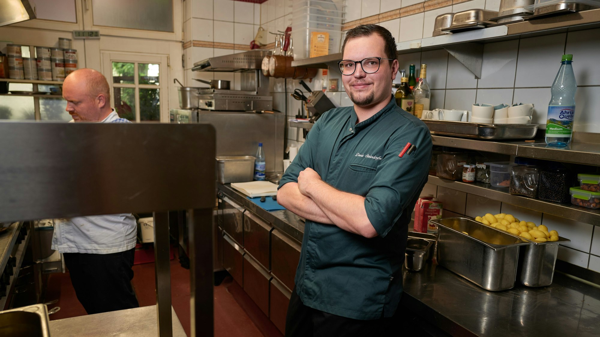Der Küchenchef Denis Steindorfer in der Küche von Gruber's Restaurant.