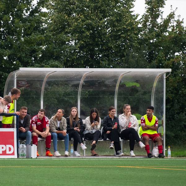 Auf der Auswechselbank des TSV Schönau hatten unter anderem auch die Spielerfrauen Platz genommen.