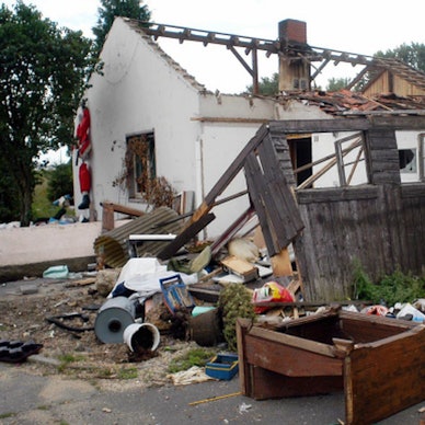 Vor einem baufälligen Haus, das bis 2007 in der Euskirchener Siedlung Rosental stand, liegen Abfall und Gerümpel.