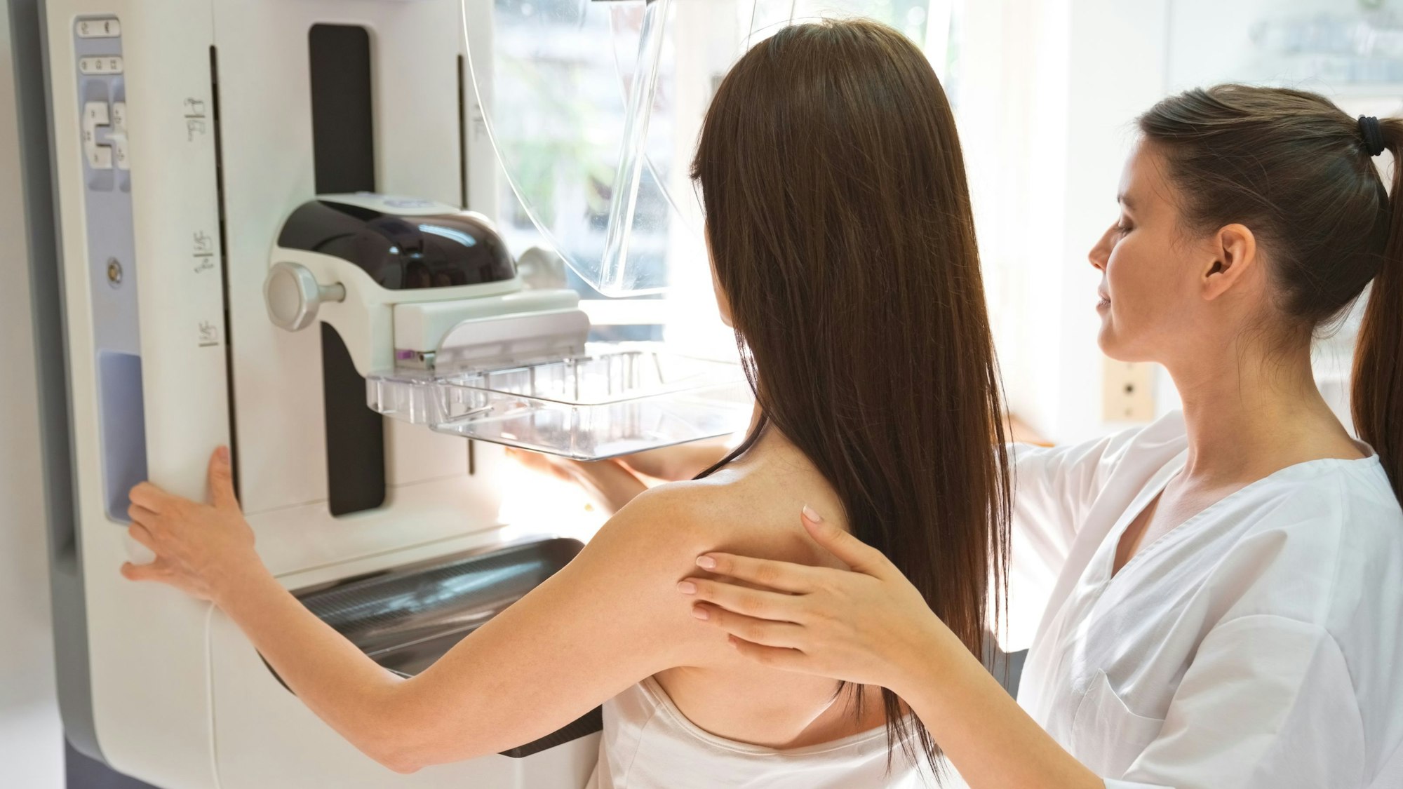 Frau und Ärztin bei der Mammografie