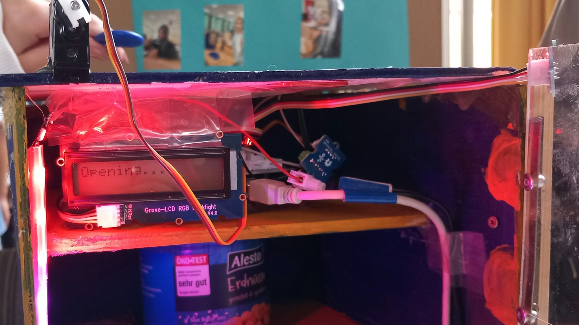 Hacker Days an der Hans-Dietrich-Genscher-Schule in Berkum. Der Automat zeigt im Display an, was gerade passiert.