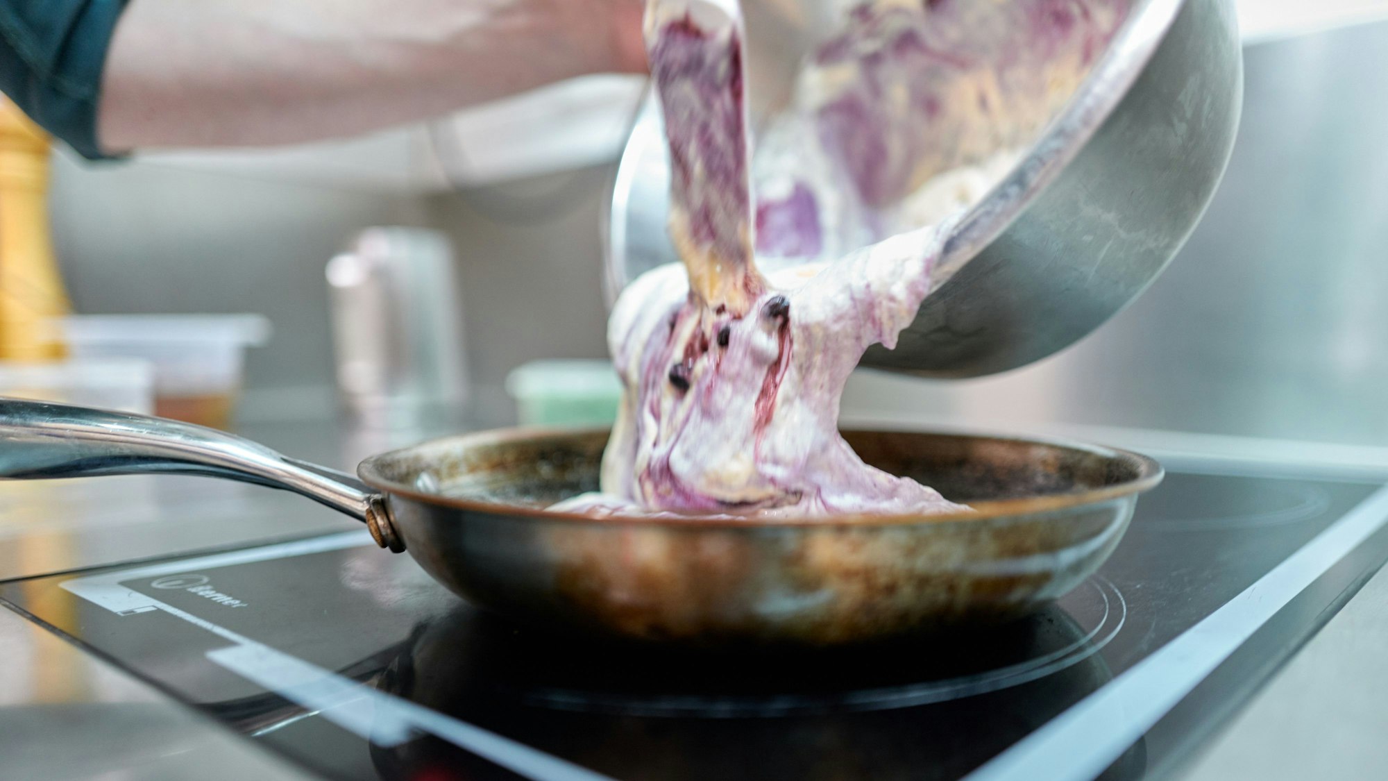 Die Schmarrnmasse wird in einer Pfanne kurz angebraten und kommt dann in den Ofen.