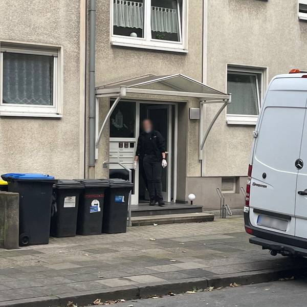 Duisburg: Eine Einsatzkraft verlässt ein Haus am Tatort. Ein Polizist hat in einen mit einem Messer bewaffneten Angreifer erschossen.