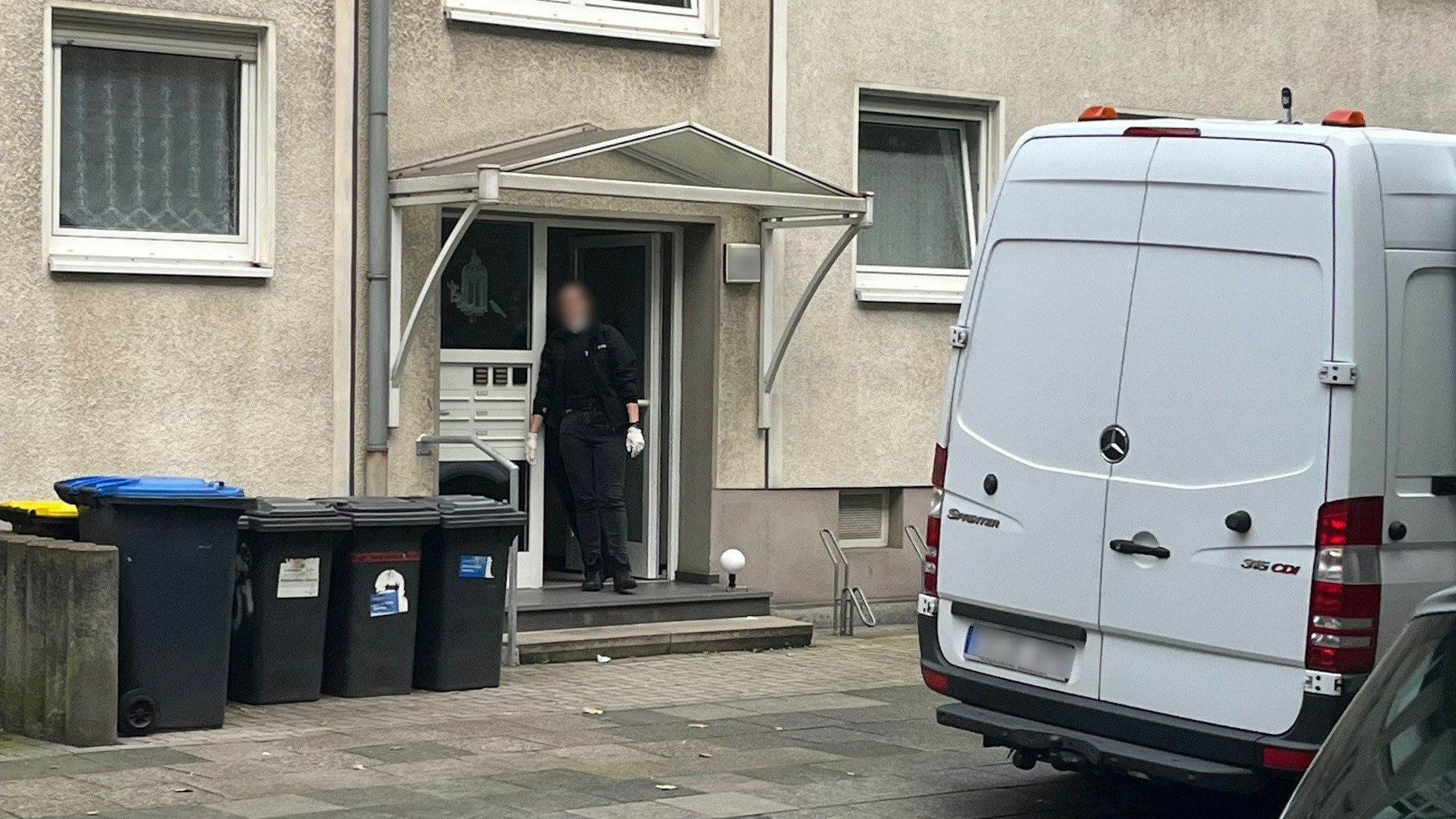 Duisburg: Eine Einsatzkraft verlässt ein Haus am Tatort. Ein Polizist hat in einen mit einem Messer bewaffneten Angreifer erschossen.