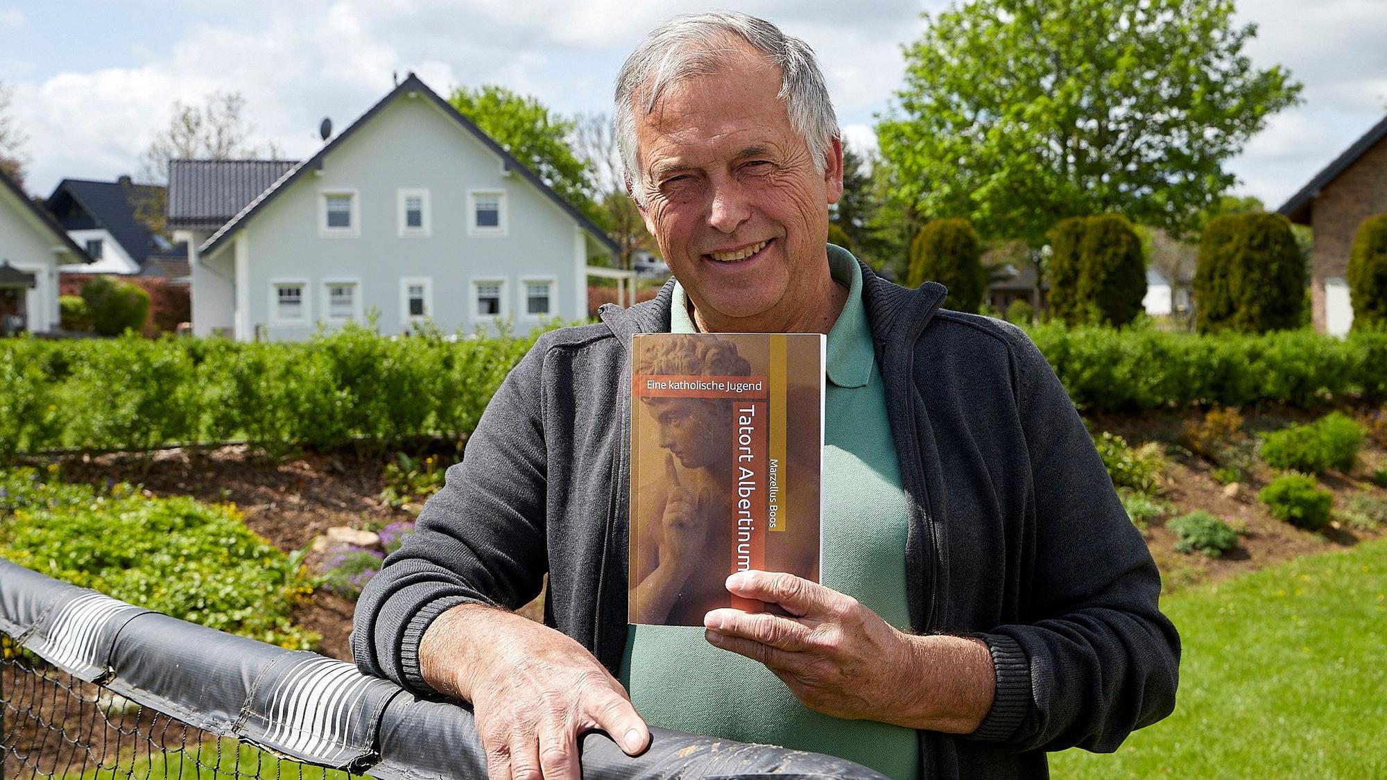 Das Bild zeigt den Autor Marzellus Boos aus Marmagen. Er hält sein Buch „Tatort Albertinum“ in der Hand.
